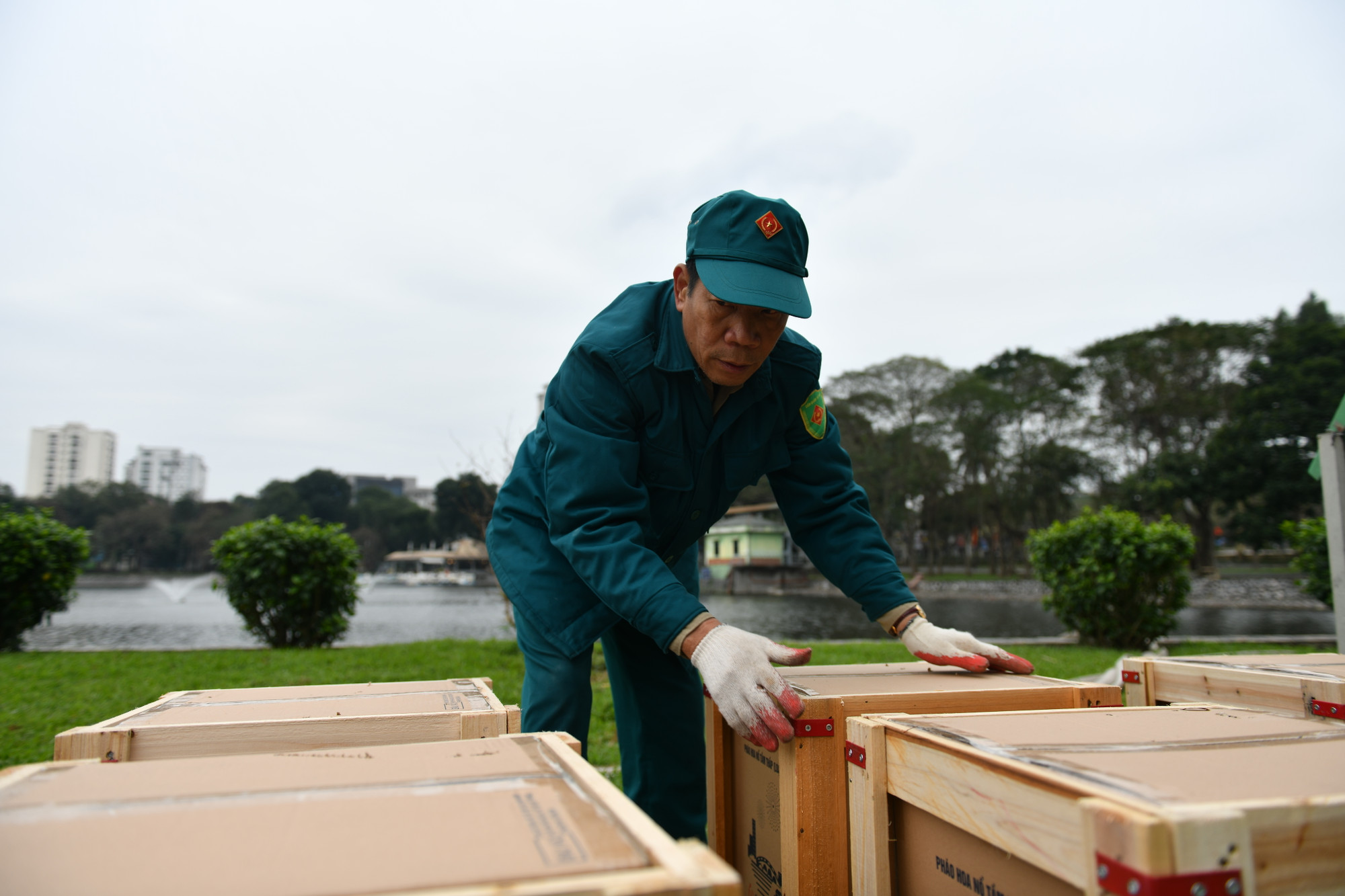 Sáng 9/2 (tức 30 tháng Chạp), lực lượng chức năng đang gấp rút hoàn thiện công tác chuẩn bị tại điểm bắn pháo hoa đêm giao thừa tại đảo Dừa ở Công viên Thống Nhất (quận Hai Bà Trưng, Hà Nội).