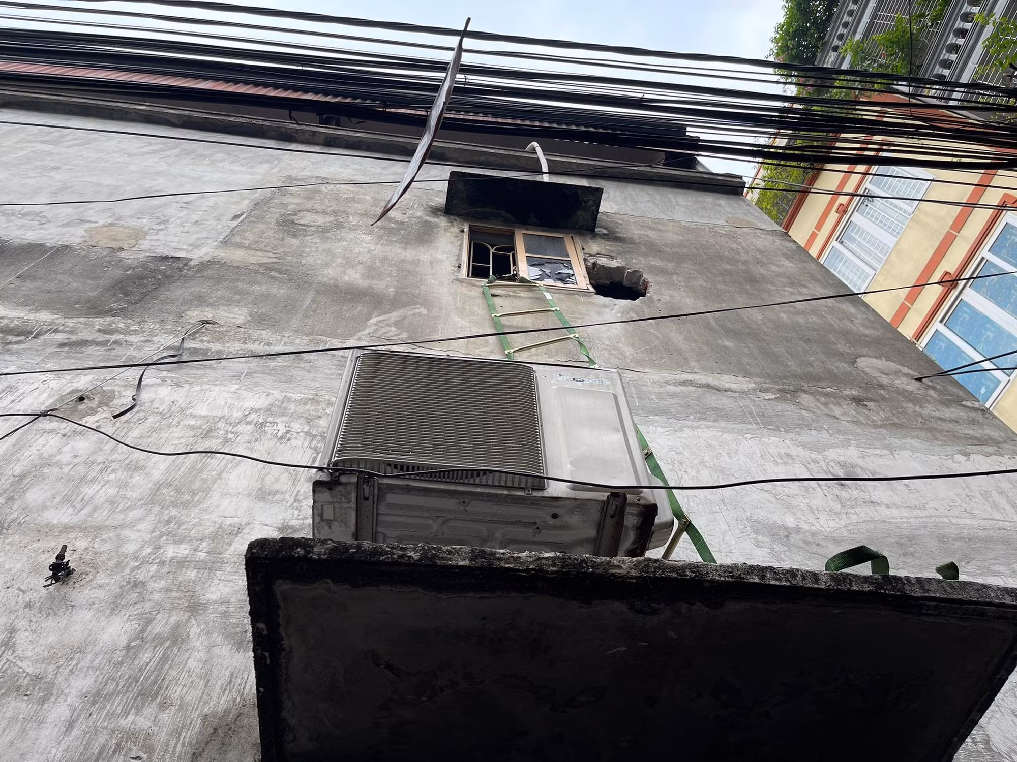 Trước khi lực lượng chức năng xuất hiện, người dân đã cùng nhau bắc thang, đập một khoảng trống trên bức tường ngôi nhà bị cháy, tạo thành "lối thoát duy nhất" vào thời điểm đó. Tuy nhiên, cũng chỉ 3 người may mắn giữ được mạng sống thông qua "con đường nhỏ" này.