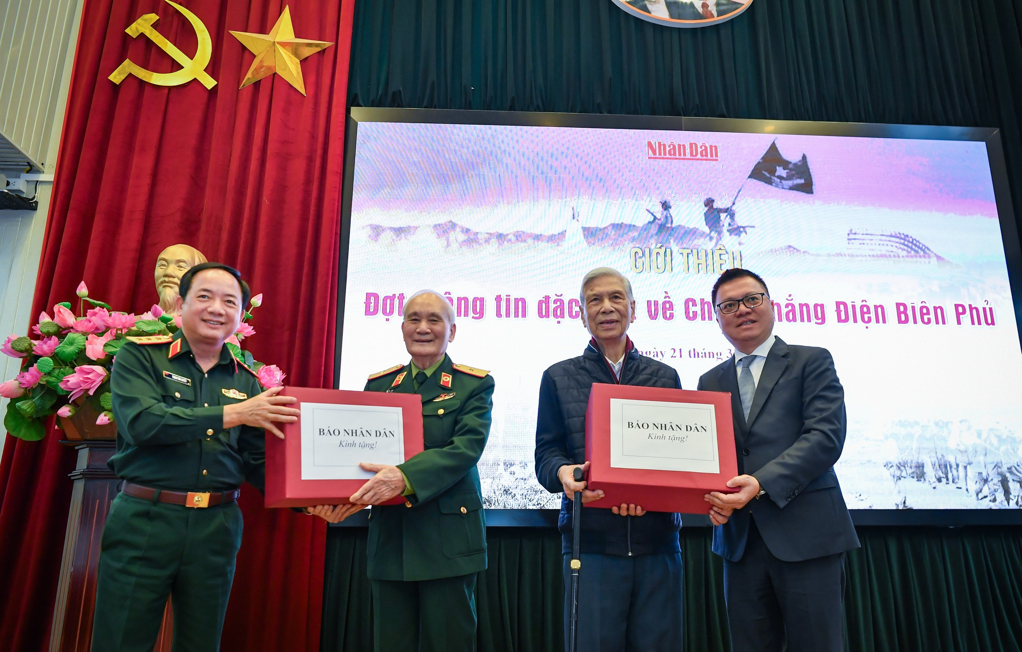 Trong khuôn khổ sự kiện, đồng chí Lê Quốc Minh, Tổng Biên tập Báo Nhân Dân và đồng chí Trịnh Văn Quyết, Phó Chủ nhiệm Tổng cục Chính trị Quân đội nhân dân Việt Nam đã trao quà lưu niệm tặng các cựu chiến binh Điện Biên Phủ tham dự chương trình.