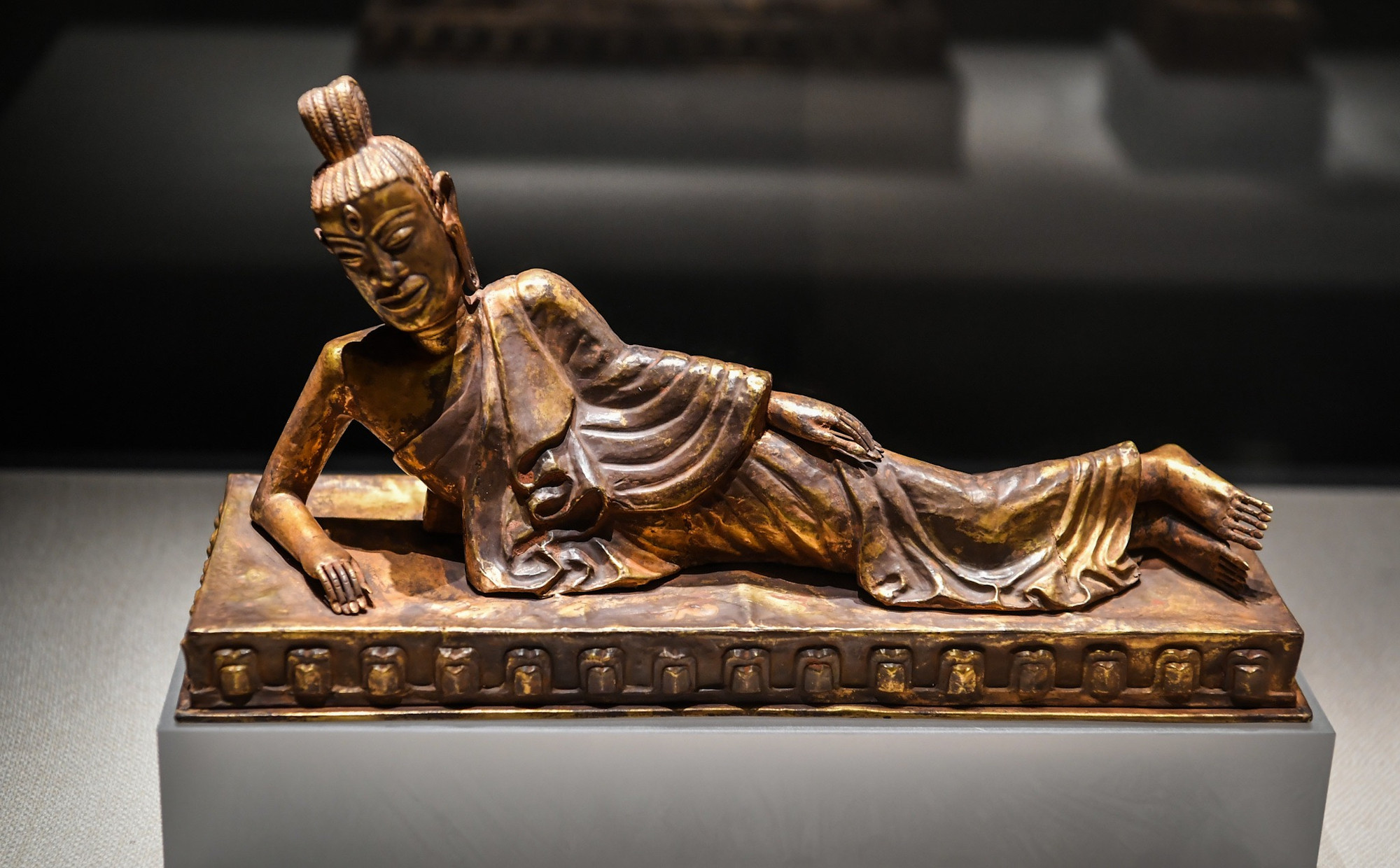 Thần Shiva là một trong các vị thần quan trọng của Ấn Độ giáo. Các thuộc tính biểu tượng chính của thần Shiva là con mắt thứ 3 trên trán, rắn Vasuki quanh cổ, trăng lưỡi liềm trang hoàng, sông thánh Ganga (sông Hằng) chảy từ mái tóc, với vũ khí là Trishula (đinh ba) và nhạc cụ là Damaru (trống lắc).