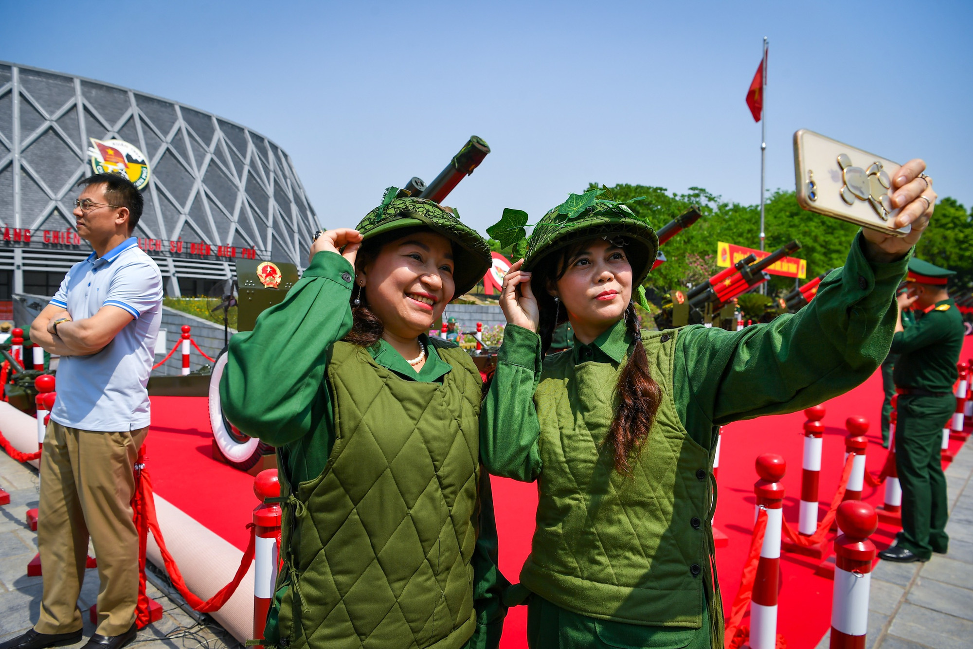 Du khách trong trang phục chiến sĩ Điện Biên tranh thủ ghi lại những khoảnh khắc ấn tượng.