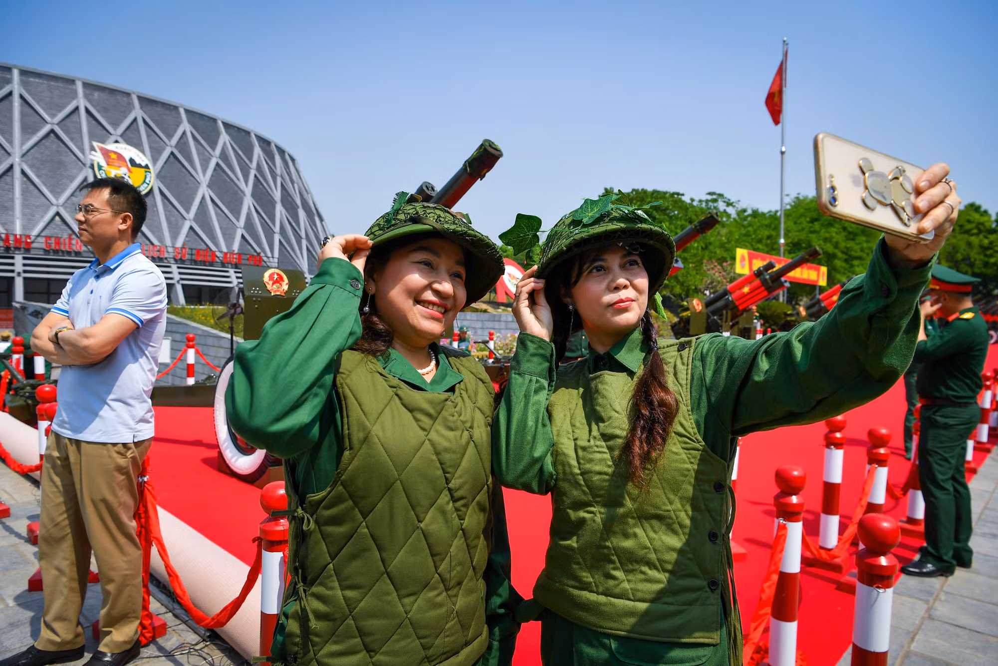Du khách trong trang phục chiến sĩ Điện Biên tranh thủ ghi lại những khoảnh khắc ấn tượng.