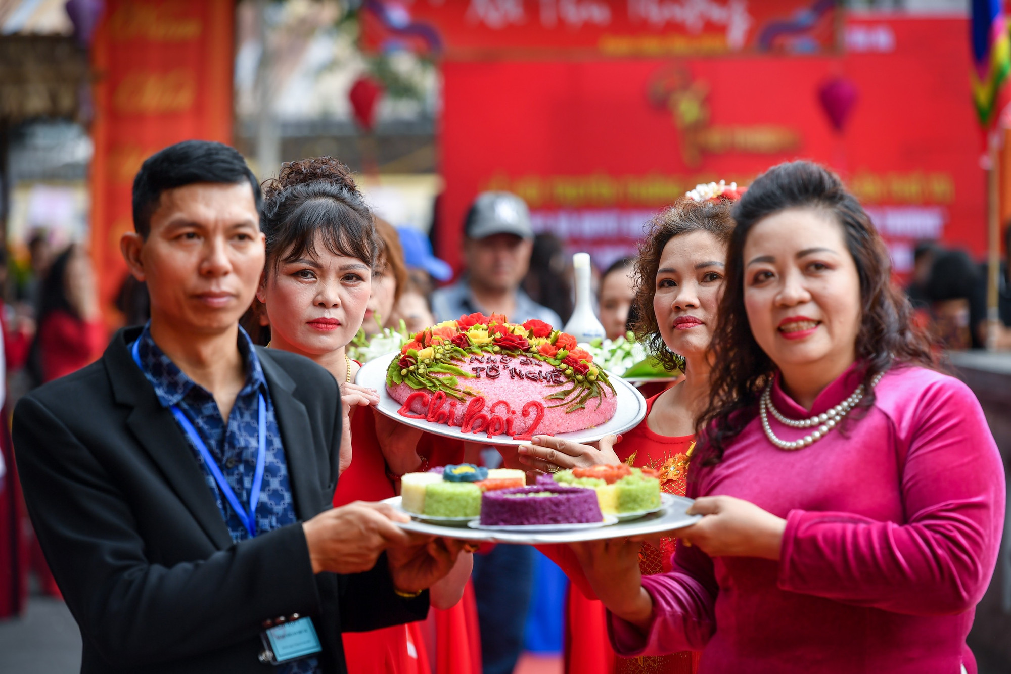 Lễ dâng xôi lên Thành hoàng làng để bày tỏ lòng thành kính. Lễ dâng xôi lên Thành hoàng làng để bày tỏ lòng thành kính.