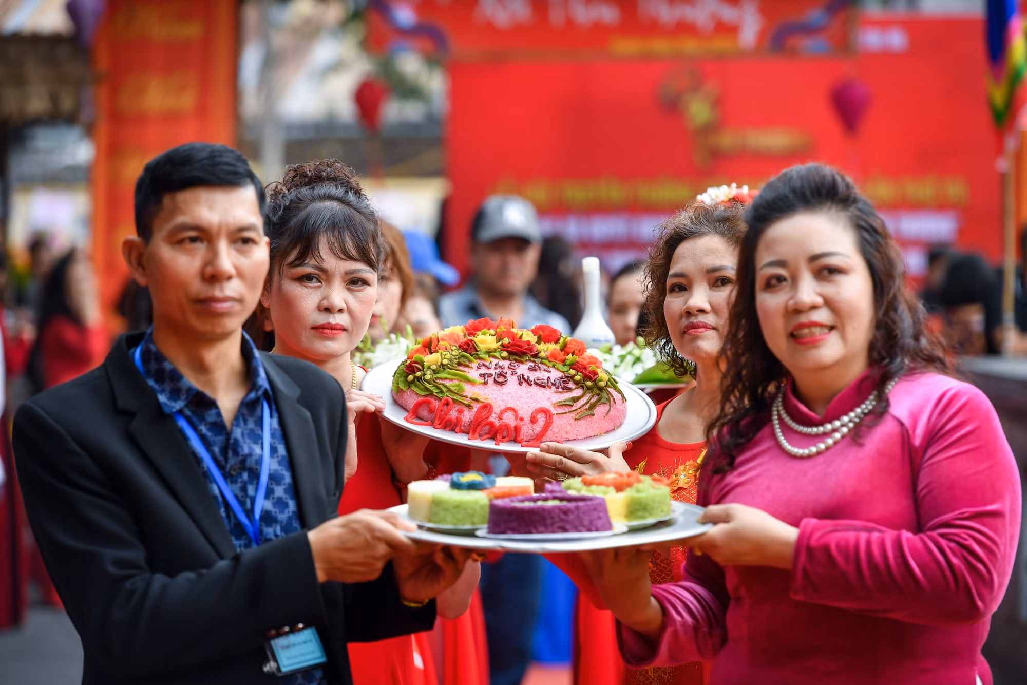 Lễ dâng xôi lên Thành hoàng làng để bày tỏ lòng thành kính. Lễ dâng xôi lên Thành hoàng làng để bày tỏ lòng thành kính.