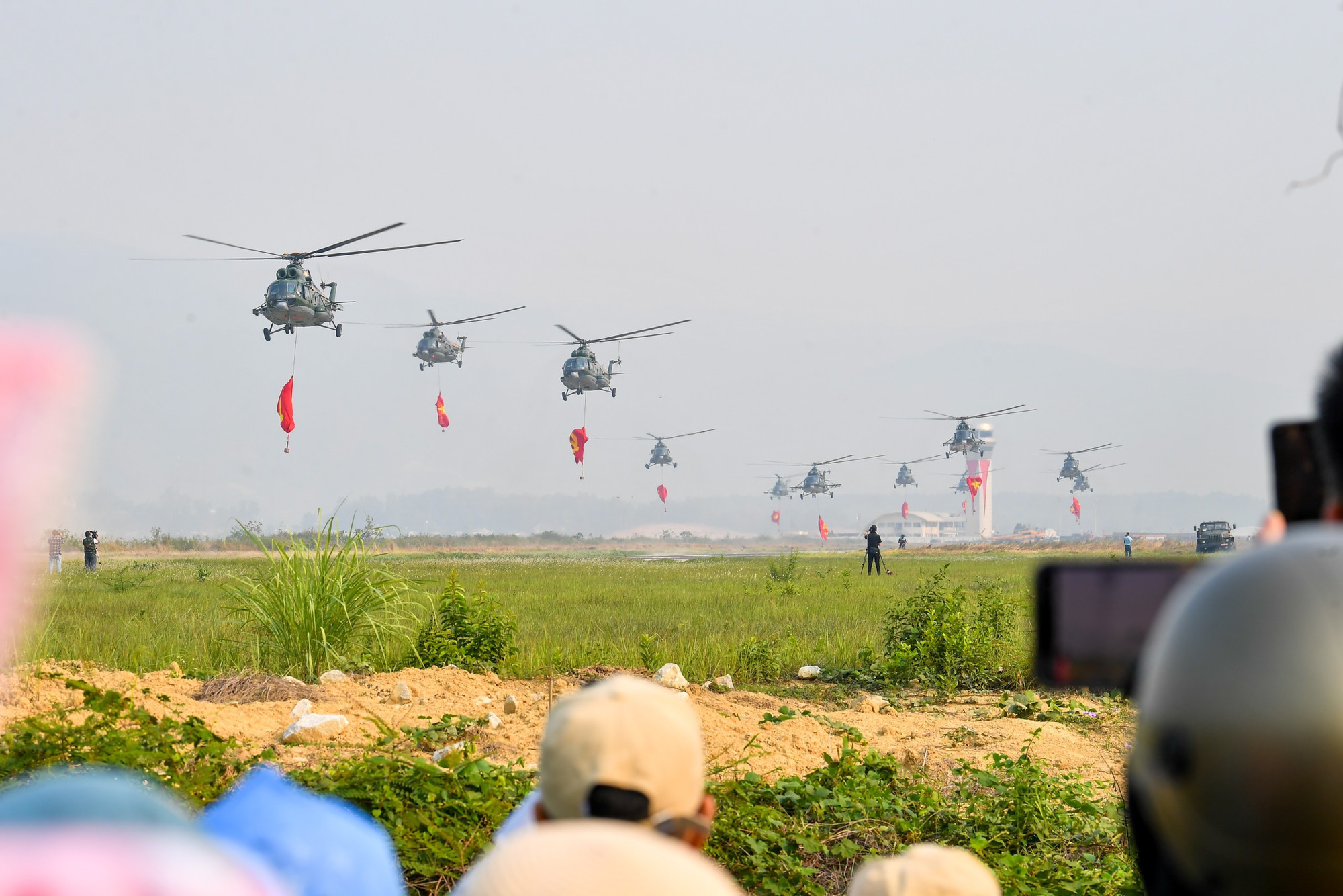 Đúng 8 giờ cùng ngày, 11 chiếc trực thăng đã đồng loạt cất cánh từ sân bay Điện Biên Phủ tiến về khu vực sân vận động tỉnh Điện Biên, nơi đang diễn ra buổi lễ tổng duyệt. Đúng 8 giờ cùng ngày, 11 chiếc trực thăng đã đồng loạt cất cánh từ sân bay Điện Biên Phủ tiến về khu vực sân vận động tỉnh Điện Biên, nơi đang diễn ra buổi lễ tổng duyệt.