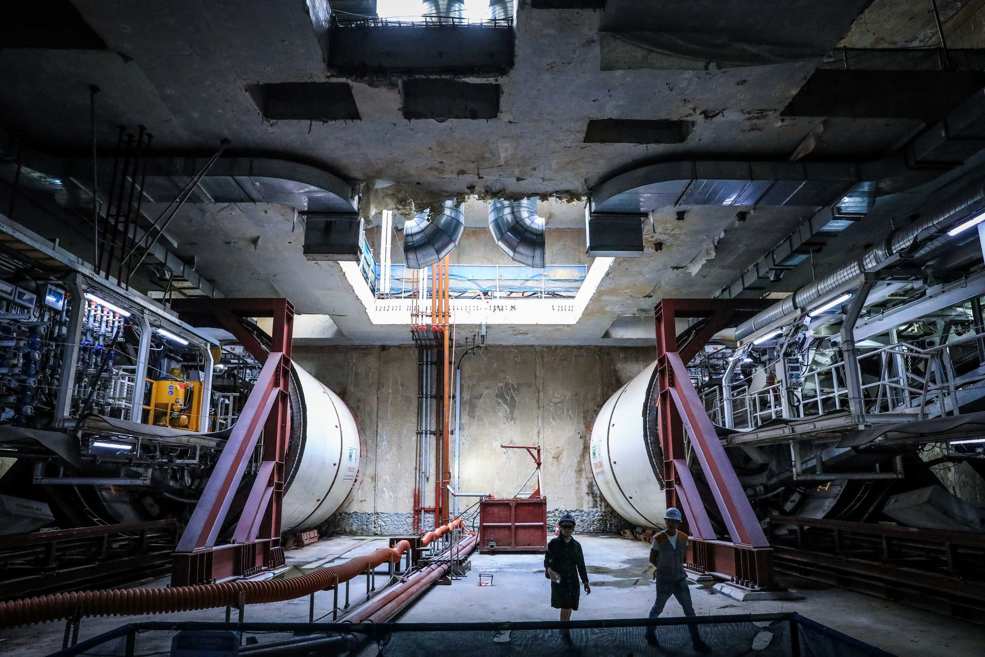 Việc khoan hầm được thực hiện bằng máy đào TBM (Tunnel Boring Machine)...