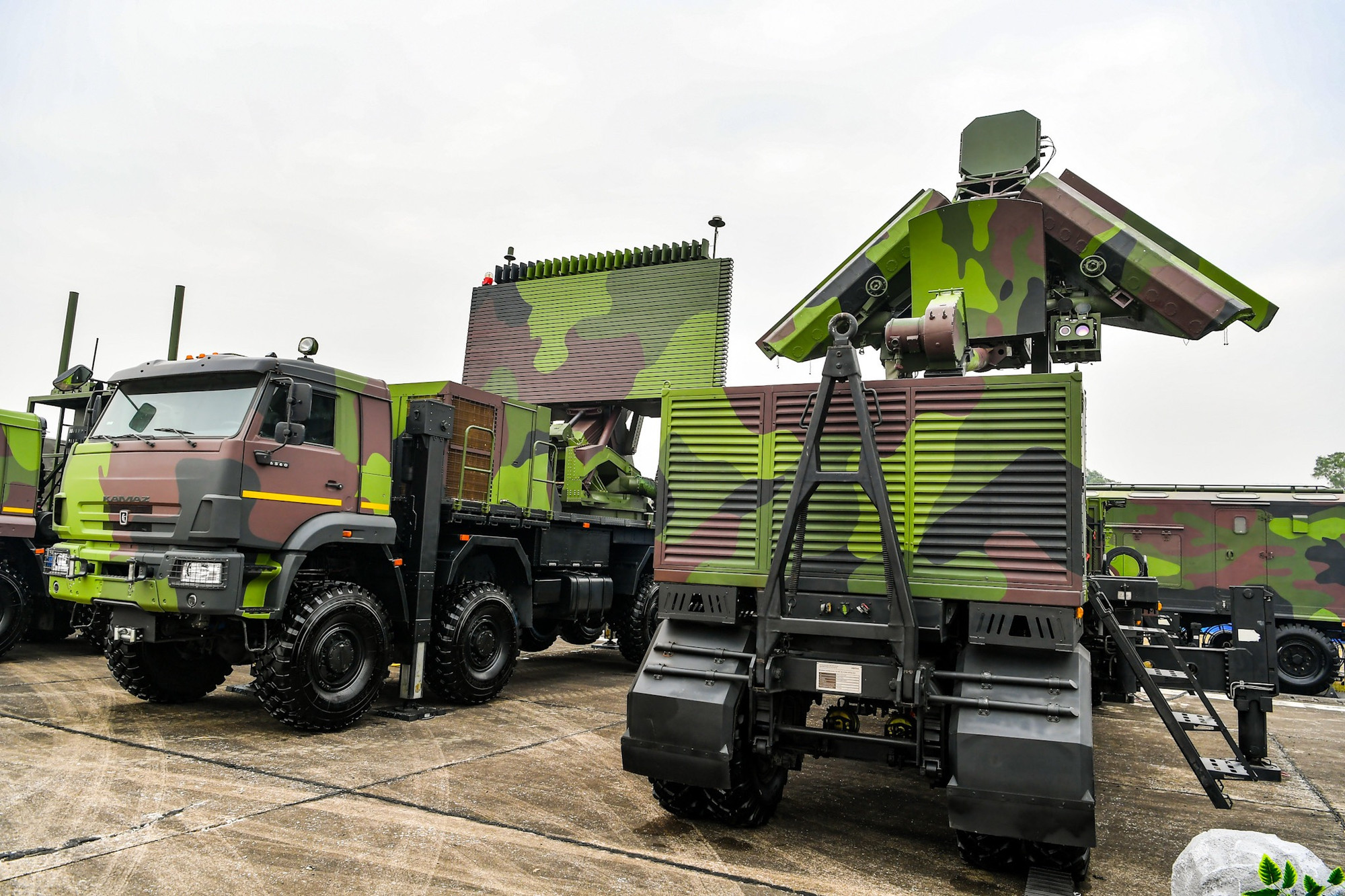 Cũng tại Triển lãm, Viettel cũng giới thiệu nhiều sản phẩm phục vụ công nghiệp-quốc phòng hiện đại. Trong ảnh là hệ thống radar 3D giám sát không phận do Viettel High Tech phát triển. Cũng tại Triển lãm, Viettel cũng giới thiệu nhiều sản phẩm phục vụ công nghiệp-quốc phòng hiện đại. Trong ảnh là hệ thống radar 3D giám sát không phận do Viettel High Tech phát triển.