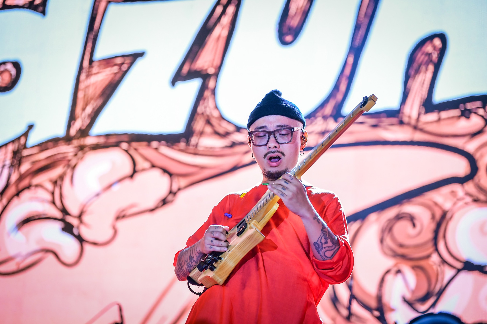 Rocker kỳ cựu Dzũng cháy trên sân khấu cùng thứ âm nhạc mạnh mẽ của riêng mình. Rocker kỳ cựu Dzũng cháy trên sân khấu cùng thứ âm nhạc mạnh mẽ của riêng mình.