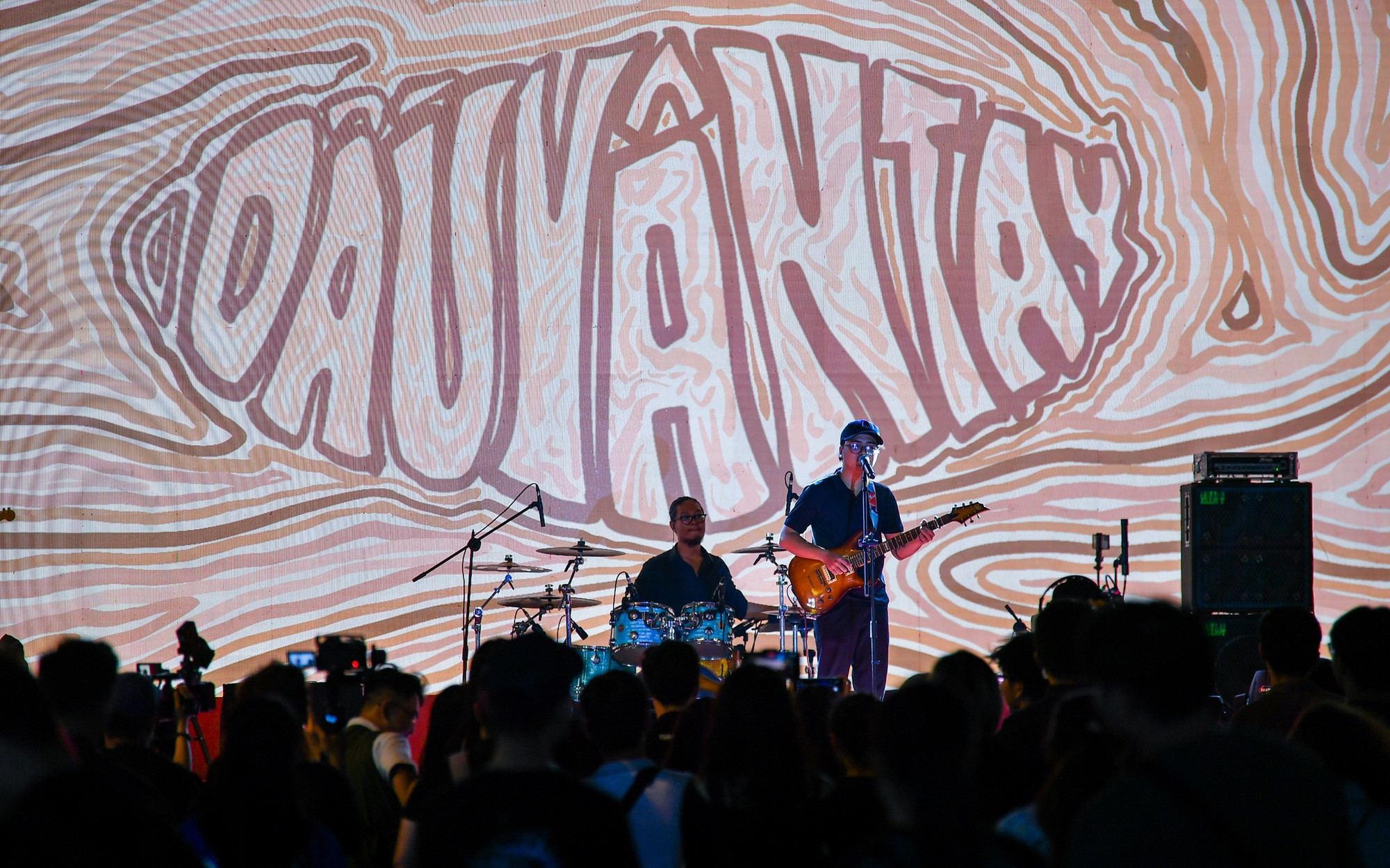 Dấu vân tay, một ban nhạc indie tại Thành phố Hồ Chí Minh tiếp tục mang "lửa" tới sân khấu Lê Lợi. Dấu vân tay, một ban nhạc indie tại Thành phố Hồ Chí Minh tiếp tục mang "lửa" tới sân khấu Lê Lợi.