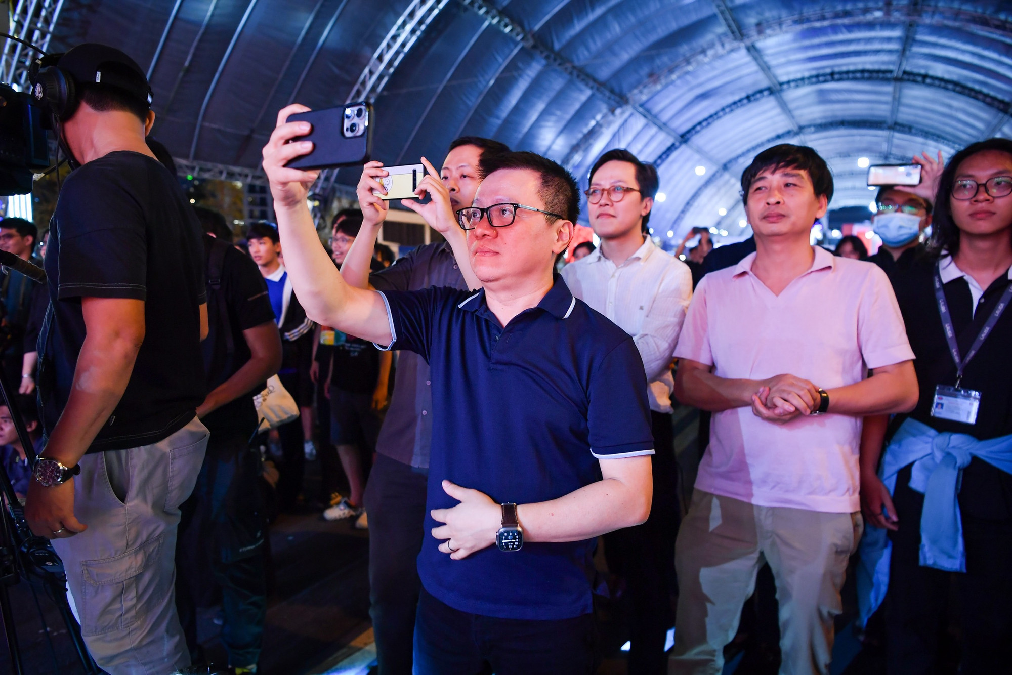 Nhà báo Lê Quốc Minh, Chủ tịch Hội Nhà báo Việt Nam, cũng hòa mình trong đêm nhạc đặc biệt. Nhà báo Lê Quốc Minh, Chủ tịch Hội Nhà báo Việt Nam, cũng hòa mình trong đêm nhạc đặc biệt.