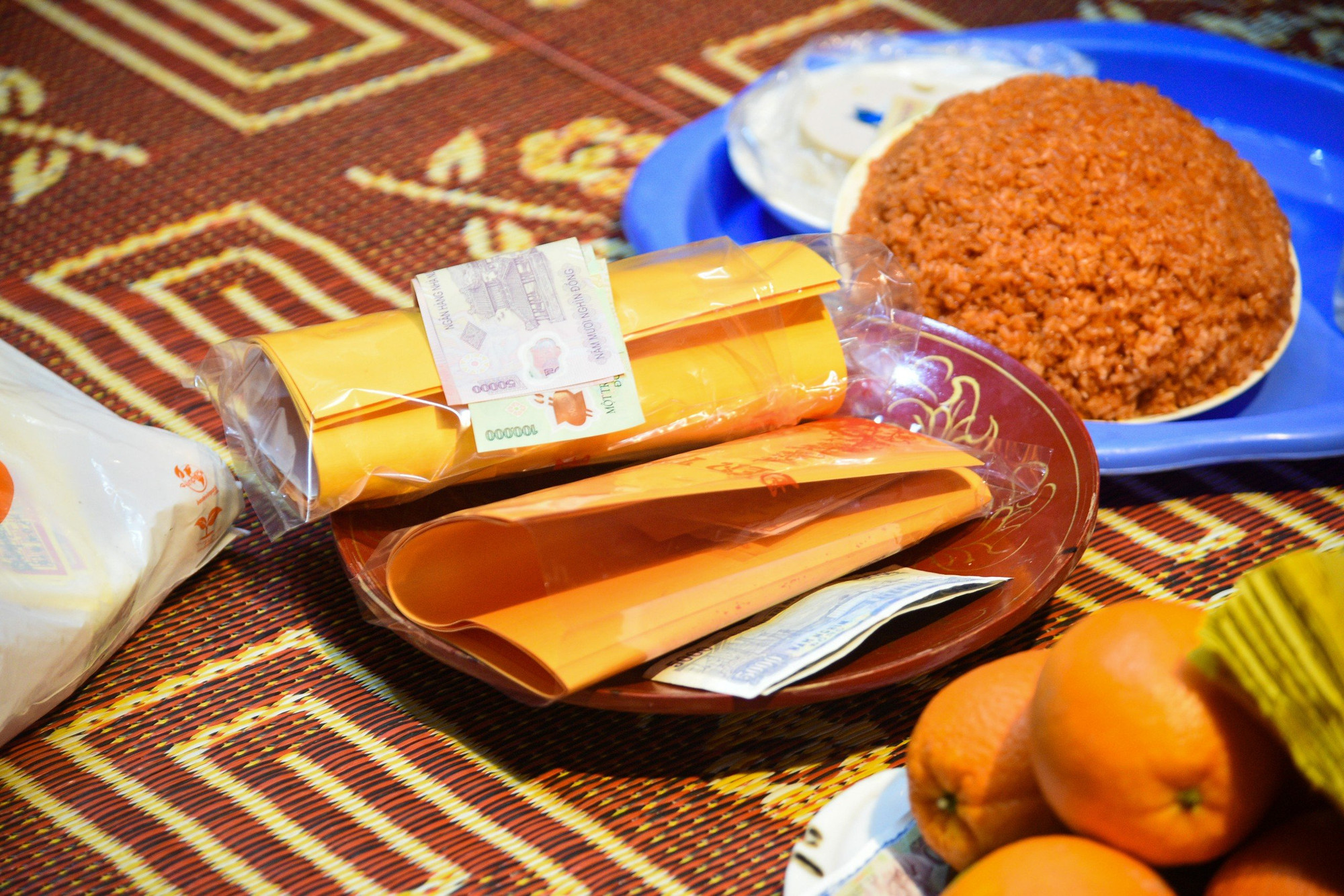 Sau khi xin được ấn, các du khách sẽ tiến hành dâng lễ, cầu khấn tại bên trong các đền trước khi được mang về nhà.