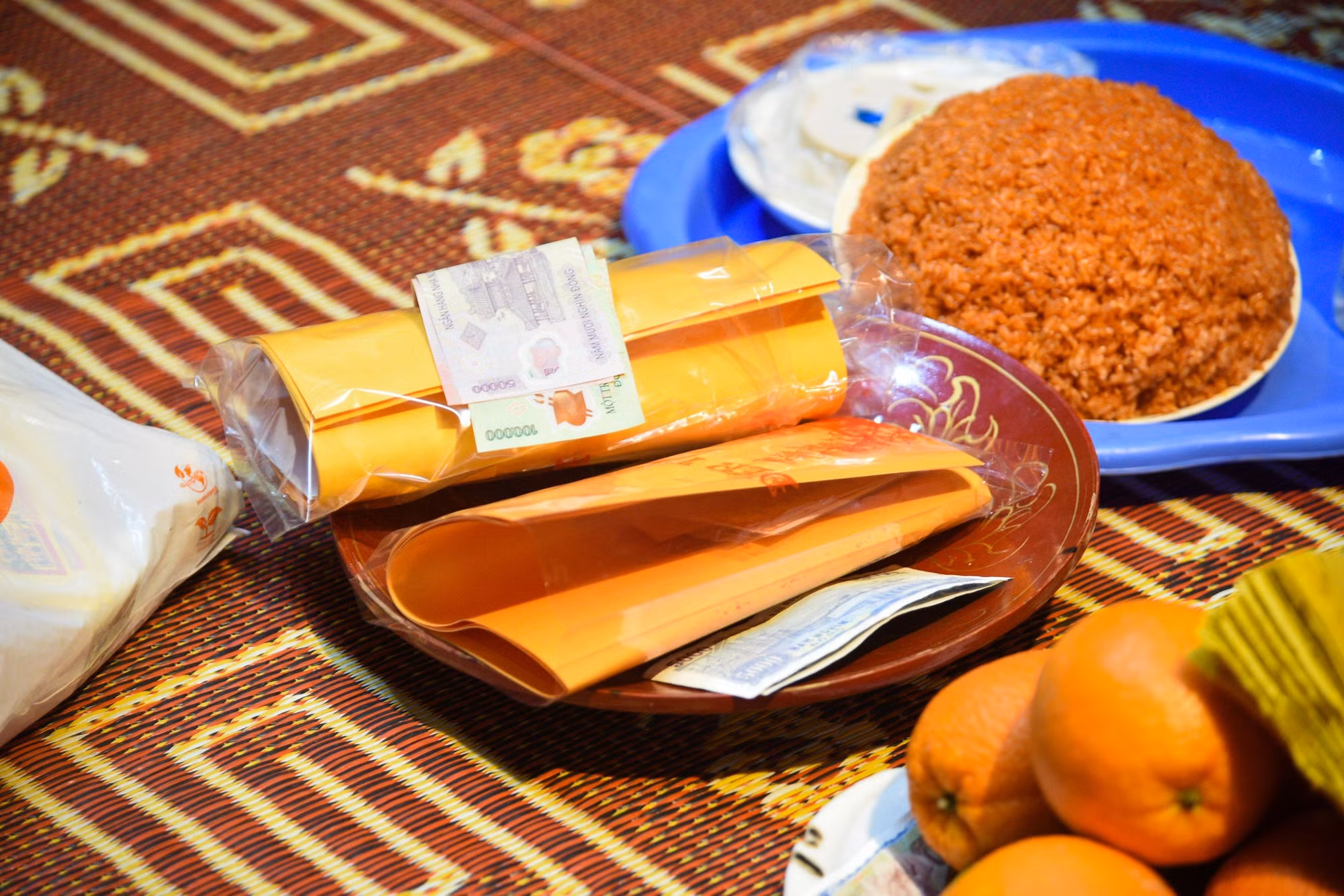 Sau khi xin được ấn, các du khách sẽ tiến hành dâng lễ, cầu khấn tại bên trong các đền trước khi được mang về nhà.