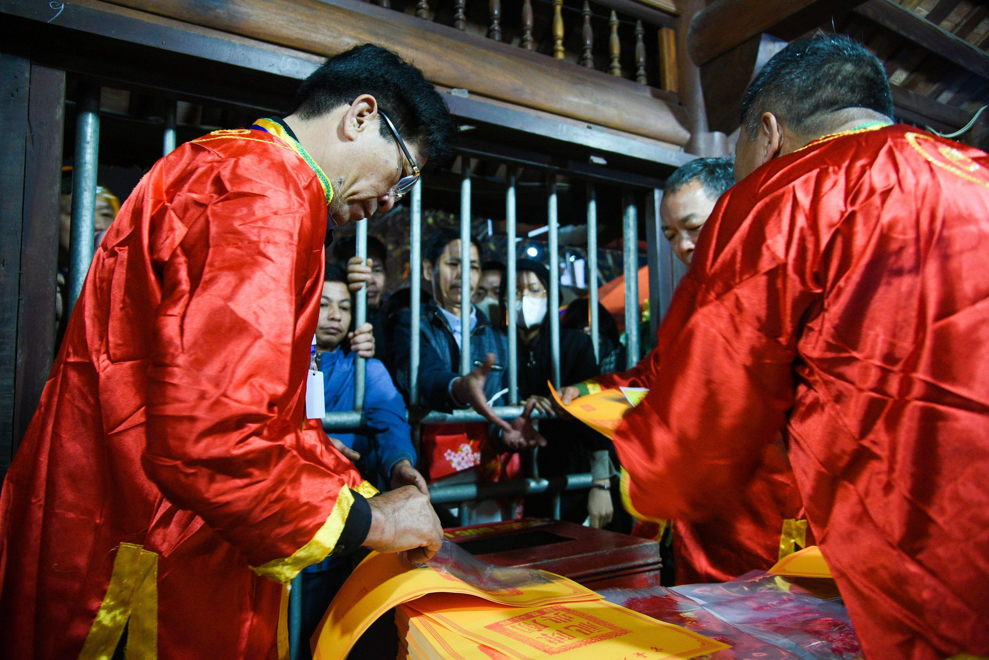 Để bảo đảm an ninh, việc phát ấn sẽ do đại diện Hội người Cao tuổi, Hội Cựu chiến binh địa phương thực hiện.