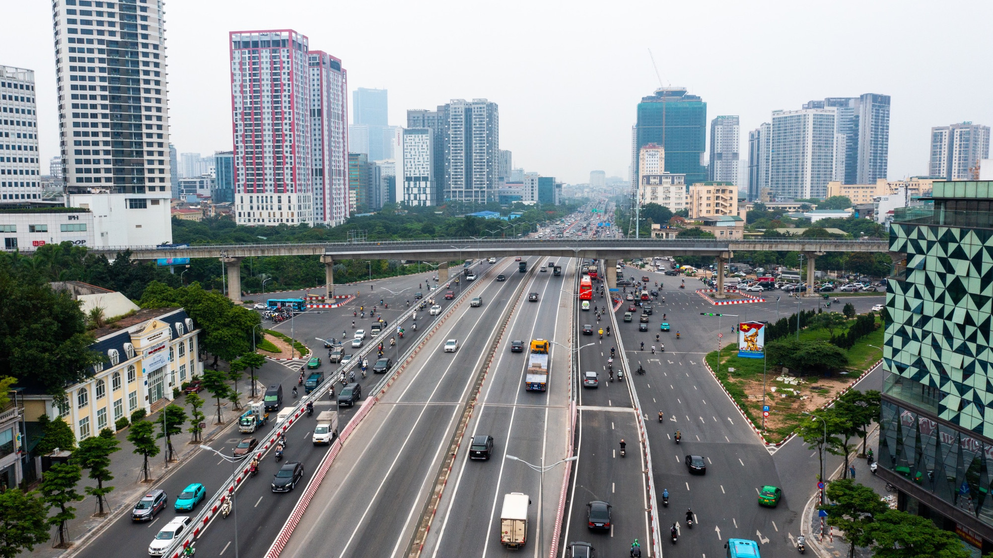 Sau khi đưa vào sử dụng, tổ chức giao thông qua nút giao Mai Dịch sẽ thay đổi. Cầu vượt Mai Dịch cũ được tách thành trục cao tốc dành riêng cho ô-tô, kết nối với Vành đai 3 trên cao, tốc độ lưu hành cho phép đối với phương tiện tối đa 60km/giờ.