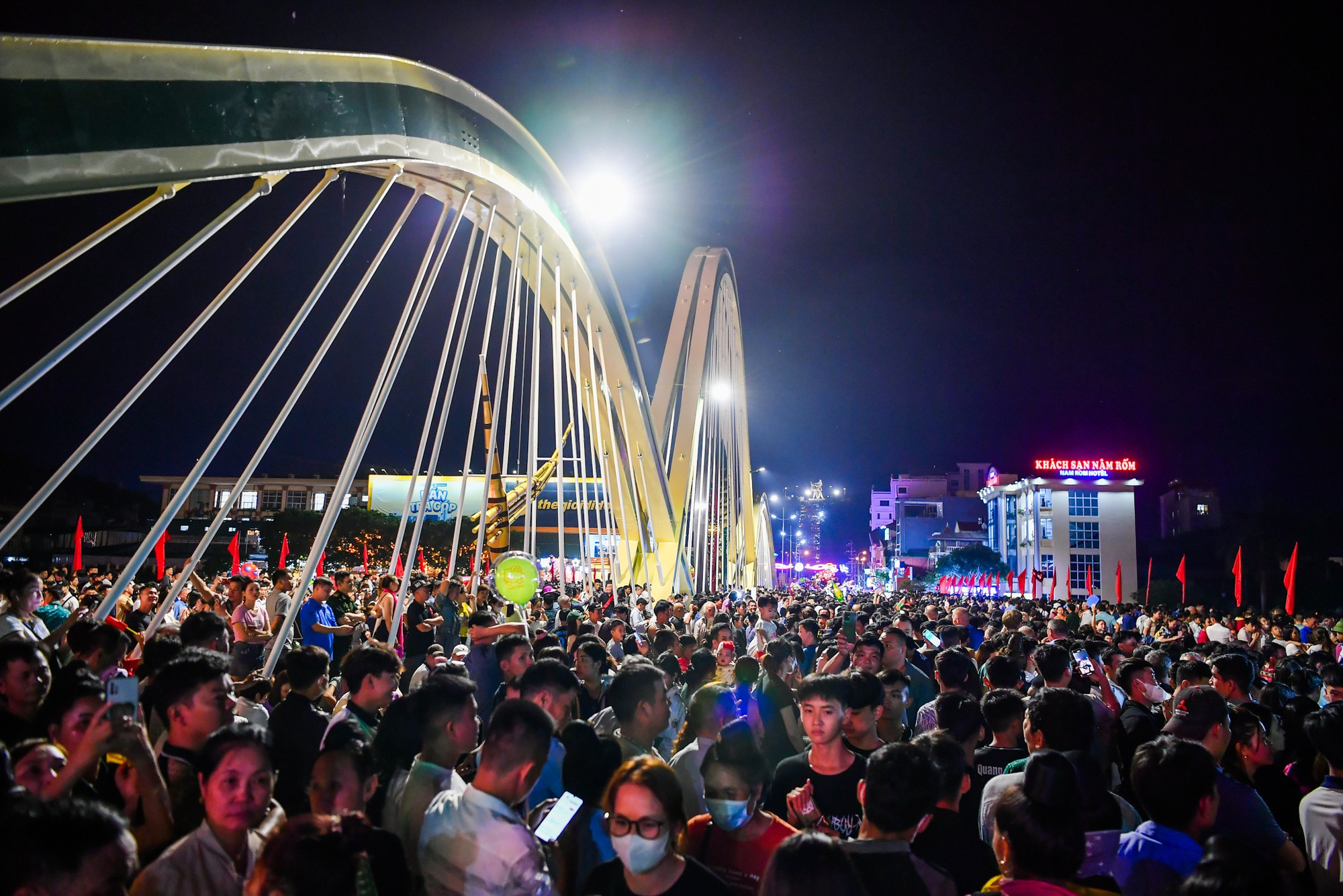 Hàng vạn người chen chân tại khu vực cầu Thanh Bình để chờ đón màn pháo hoa.