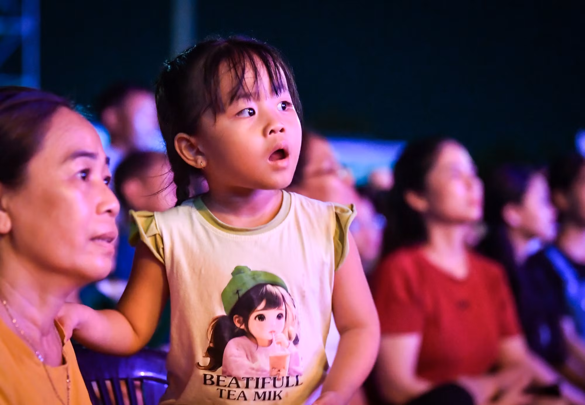 Một khán giả "nhí" cũng háo hức với các tiết mục nghệ thuật đặc sắc tại lễ Tổng duyệt.
