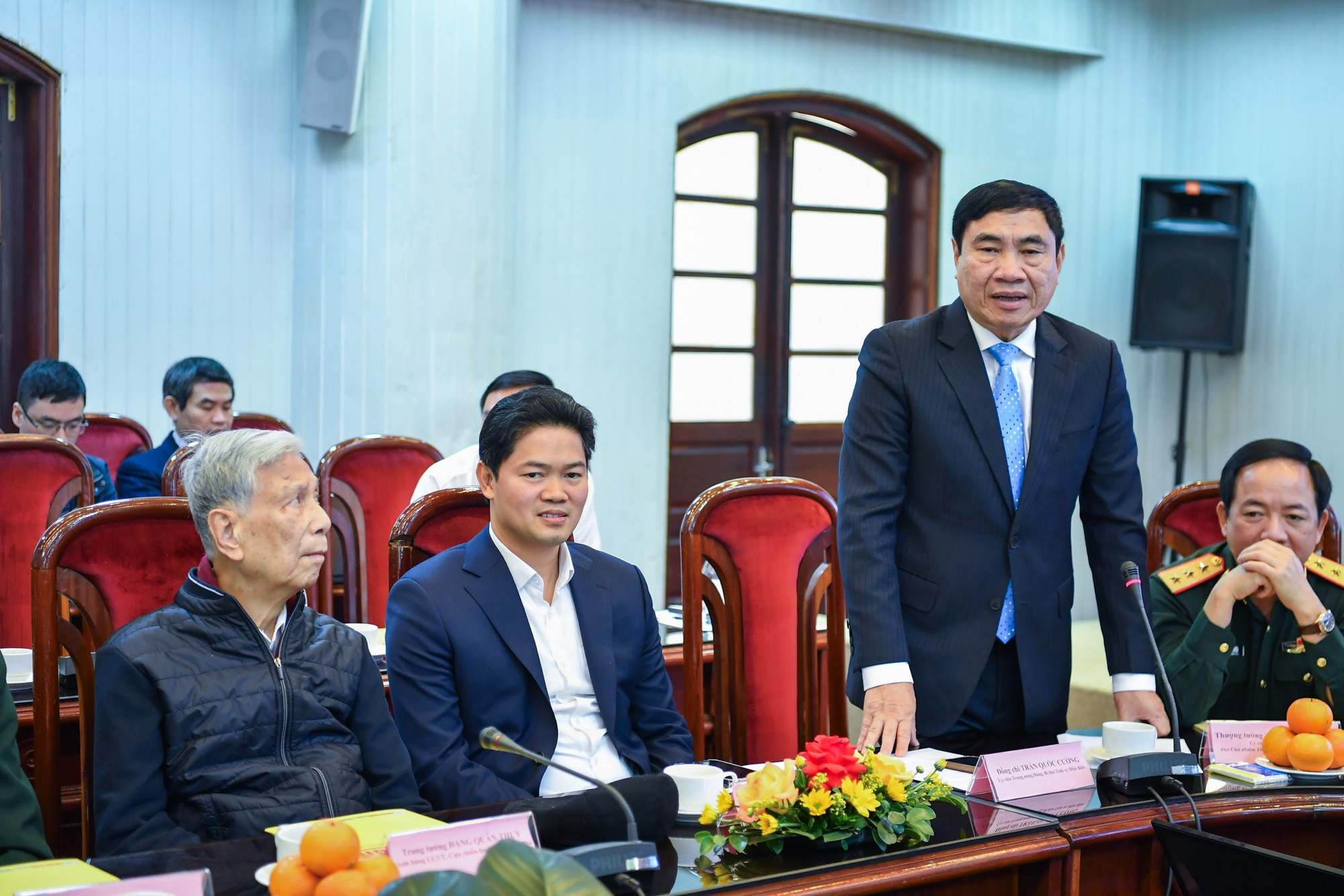 Đồng chí Trần Quốc Cường, Bí Thư Tỉnh ủy Điện Biên trao đổi với đại diện các cơ quan báo chí tại sự kiện.