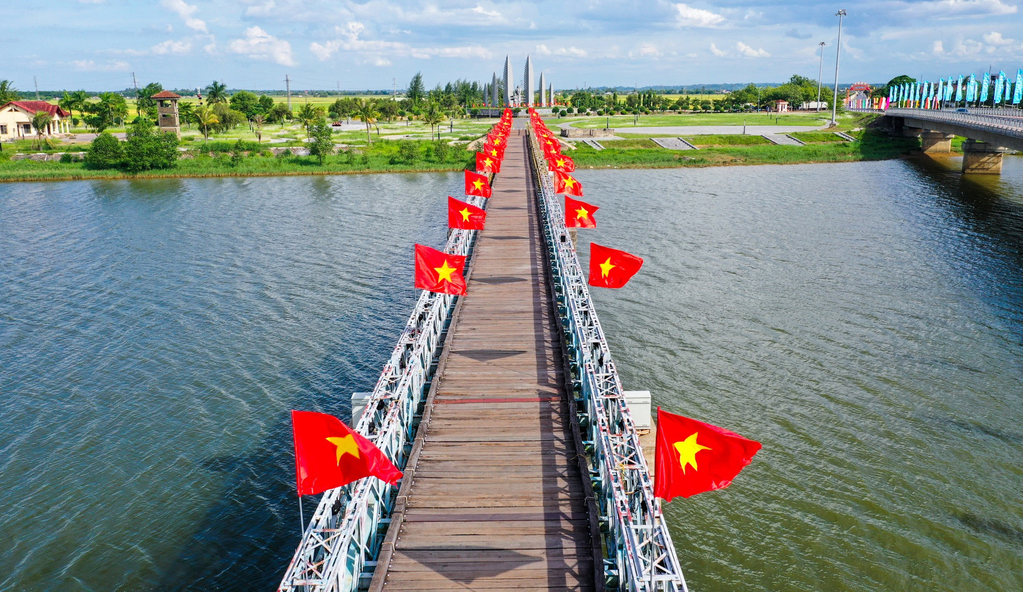 Năm 1967, cầu Hiền Lương bị bom Mỹ đánh sập. Năm 2001, tỉnh Quảng Trị đã phục chế nguyên bản cầu Hiền Lương bắc qua sông Bến Hải như thời Pháp xây dựng, mặt cầu lát gỗ lim.