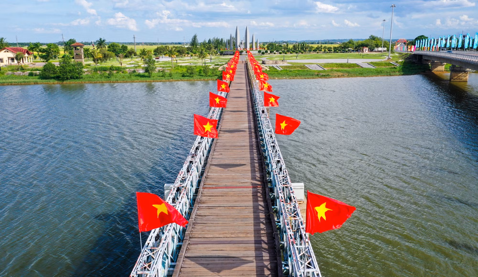 Năm 1967, cầu Hiền Lương bị bom Mỹ đánh sập. Năm 2001, tỉnh Quảng Trị đã phục chế nguyên bản cầu Hiền Lương bắc qua sông Bến Hải như thời Pháp xây dựng, mặt cầu lát gỗ lim.