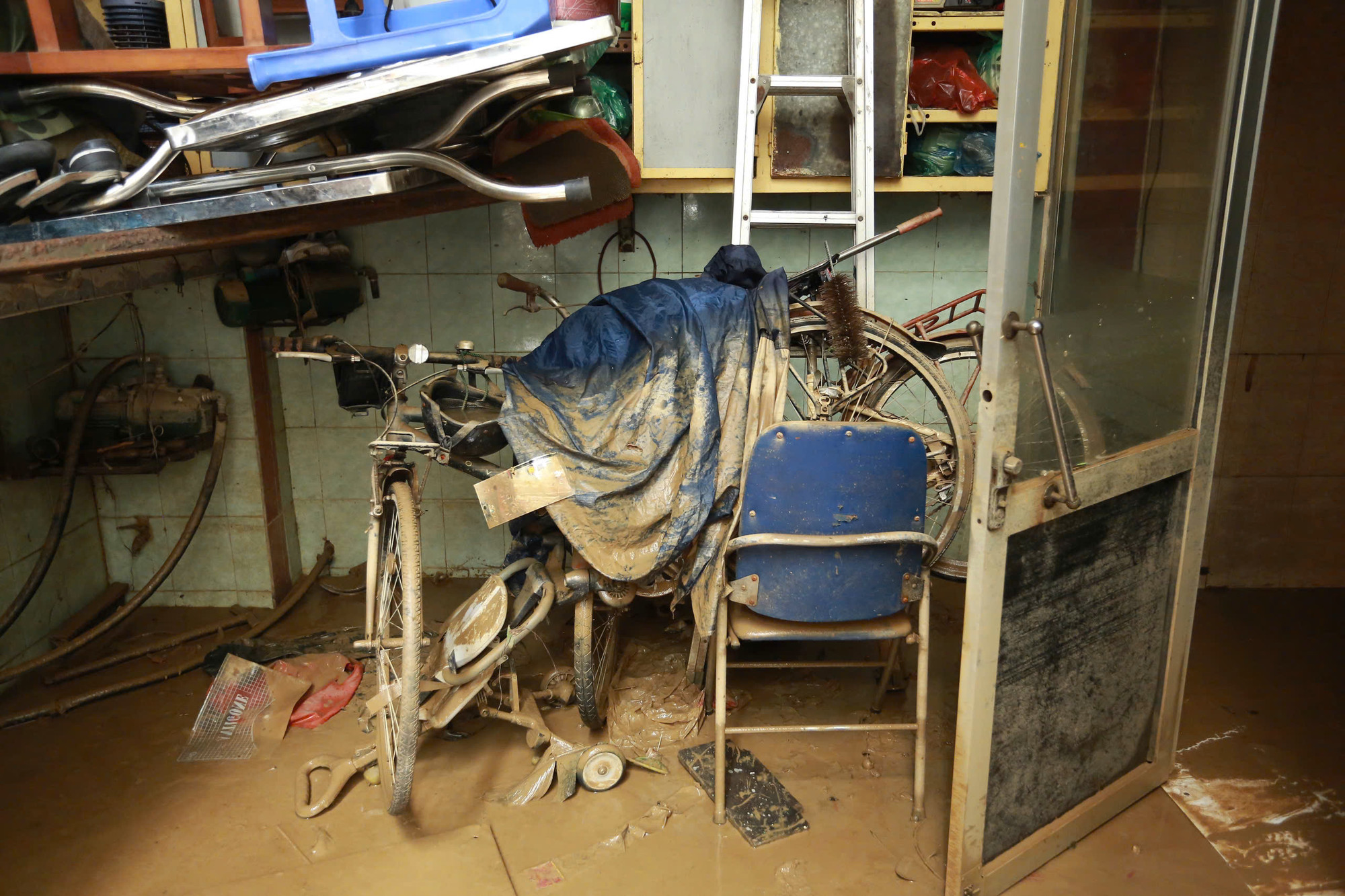 Dấu vết của trận ngập sau bão số 3 vừa qua vẫn còn hằn in rất rõ trên từng ngôi nhà tại phường Phúc Tân...