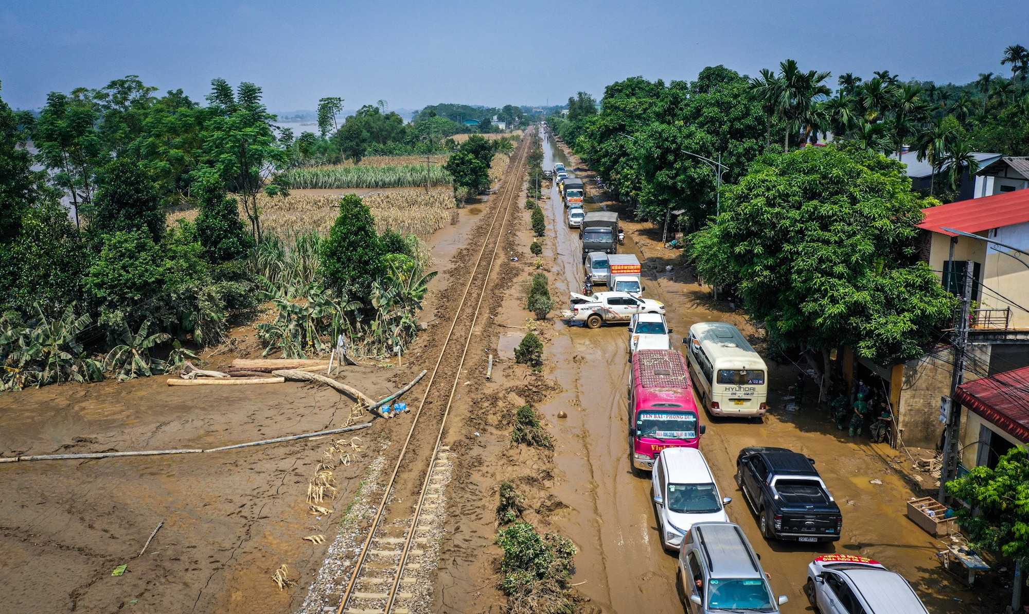 Theo thống kê sơ bộ, do ảnh hưởng của bão số 3, ngành đường sắt đã thiệt hại lên tới hơn 200 tỷ đồng. Cụ thể, thiệt hại về tài sản Nhà nước, kết cấu hạ tầng đường sắt sơ bộ ước tính khoảng 130 tỷ đồng. Ngoài ra, các doanh nghiệp, Tổng Công ty Đường sắt Việt Nam thiệt hại ước tính 48 tỷ đồng; trong đó 20 tỷ thiệt hại về tài sản; 28 tỷ thiệt hại do hoạt động vận tải bị đình trệ...