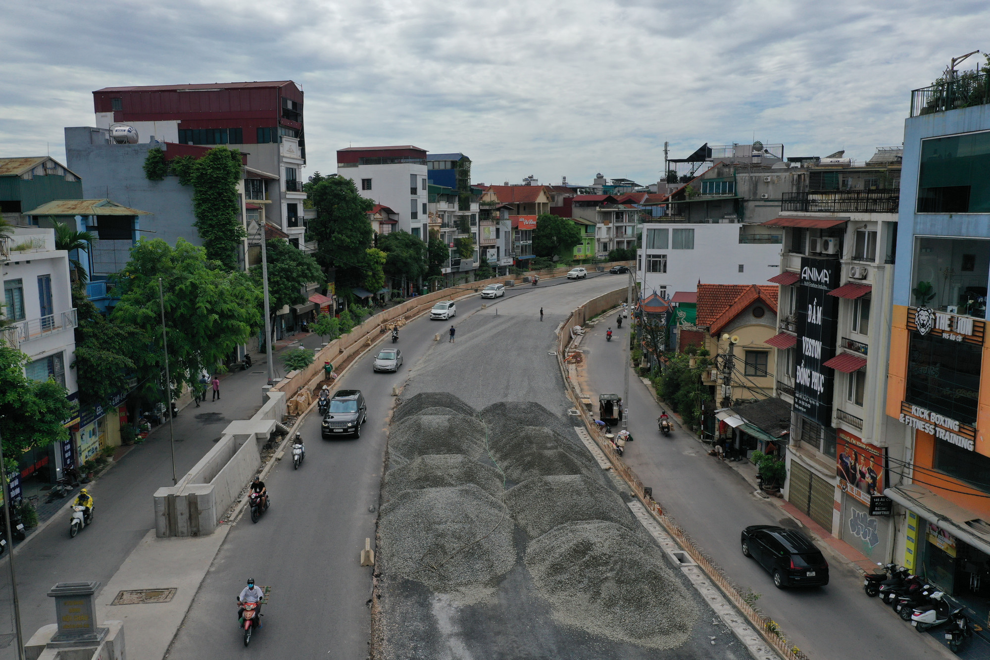 Các nhà thầu chạy đua với thời gian để đưa công trình về đích. Các nhà thầu chạy đua với thời gian để đưa công trình về đích.
