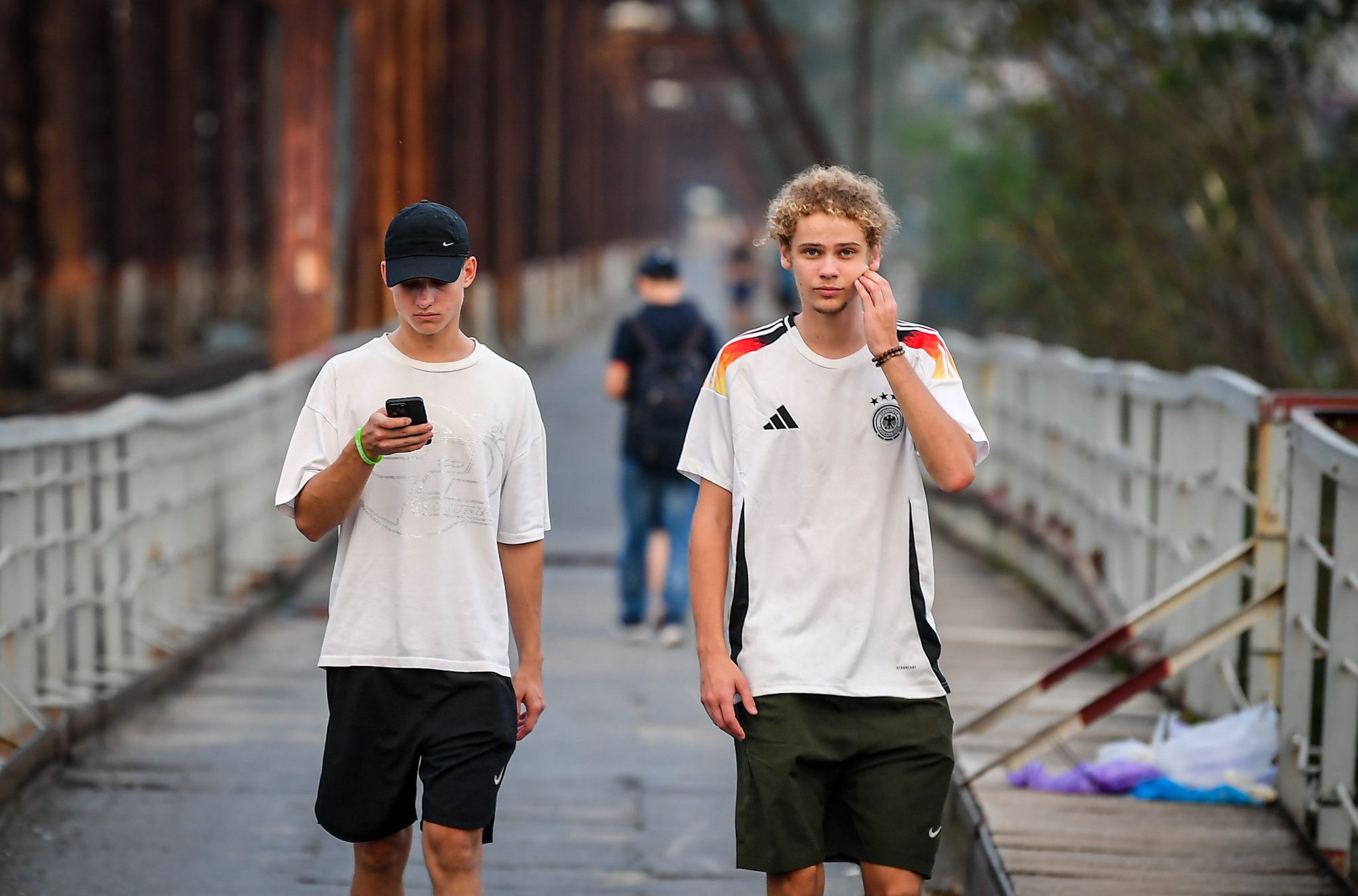 [Ảnh] Bất chấp lệnh cấm, người dân vẫn lên cầu Long Biên... dạo mát ảnh 8