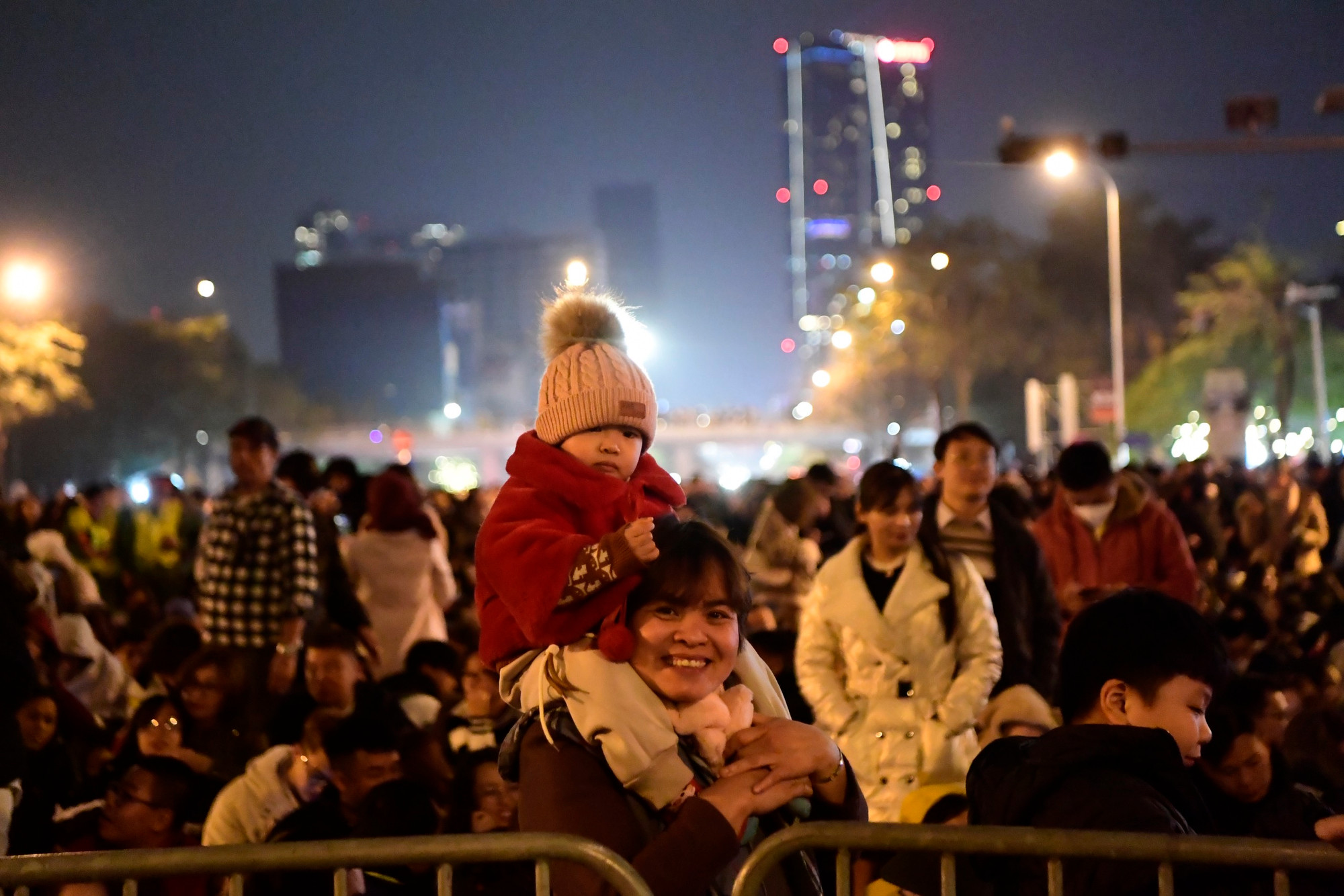 Một khán giả "nhí" háo hức đợi màn trình diễn "chưa từng có" tại hồ Tây. Một khán giả "nhí" háo hức đợi màn trình diễn "chưa từng có" tại hồ Tây.