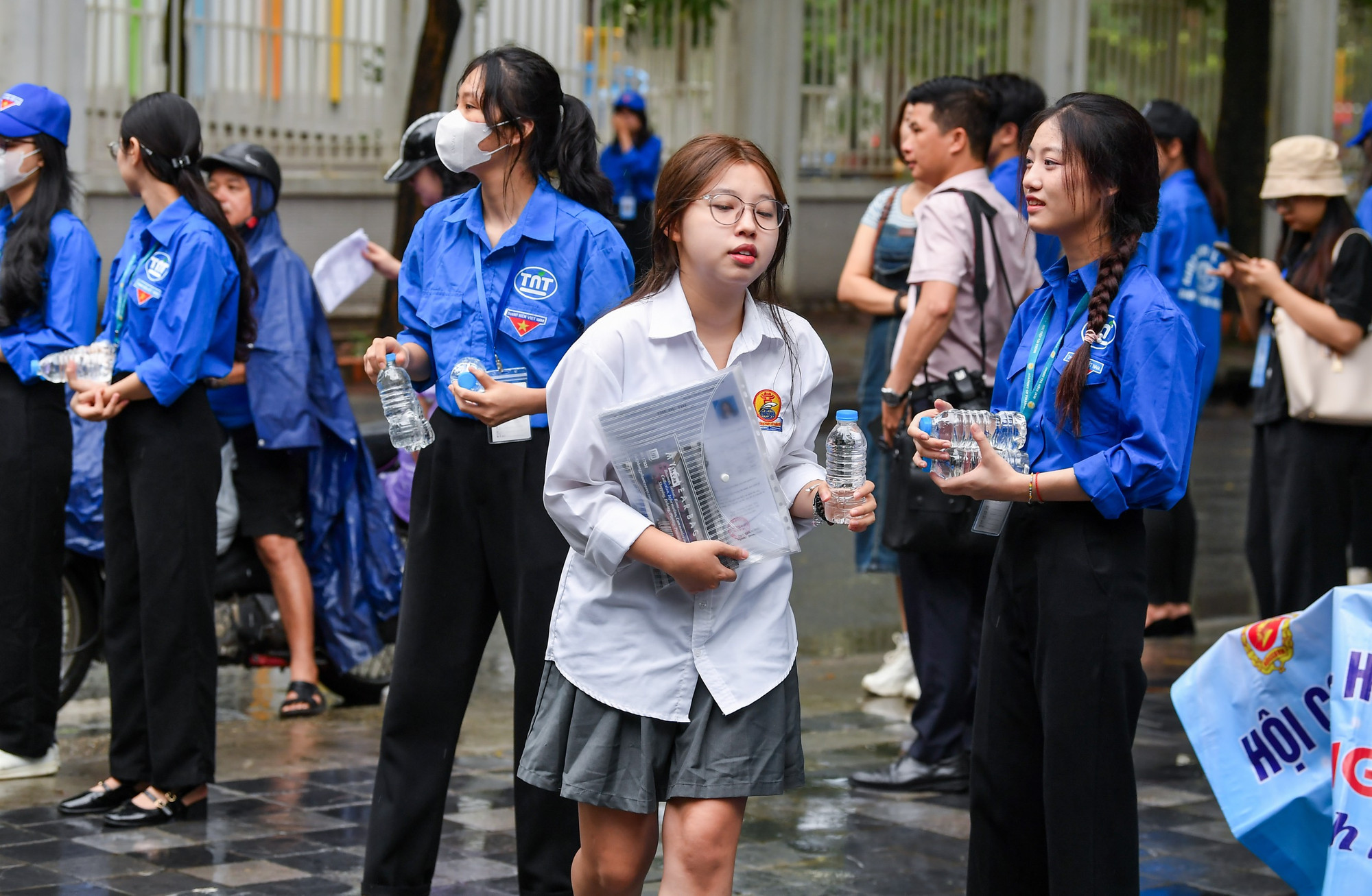 Các thí sinh có mặt từ sớm để ổn định tâm lý, sẵn sàng cho kỳ "vượt vũ môn" quan trọng.