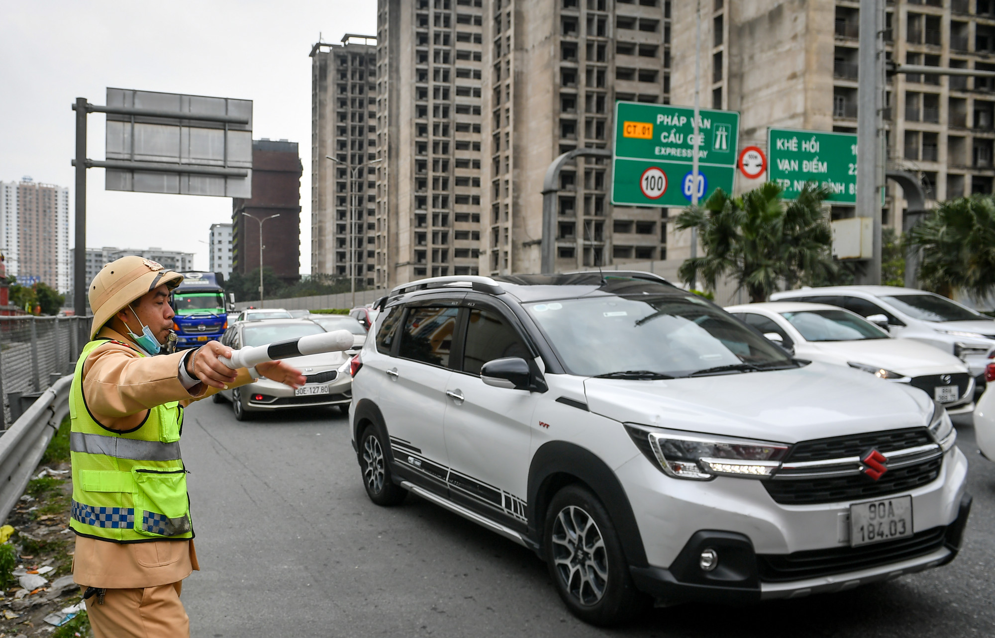 "Chúng tôi đã trực 100% quân số từ 8 giờ sáng nay. Tới chiều cùng ngày, hiện tượng ùn ứ nhẹ bắt đầu xảy ra", một cảnh sát giao thông chia sẻ.