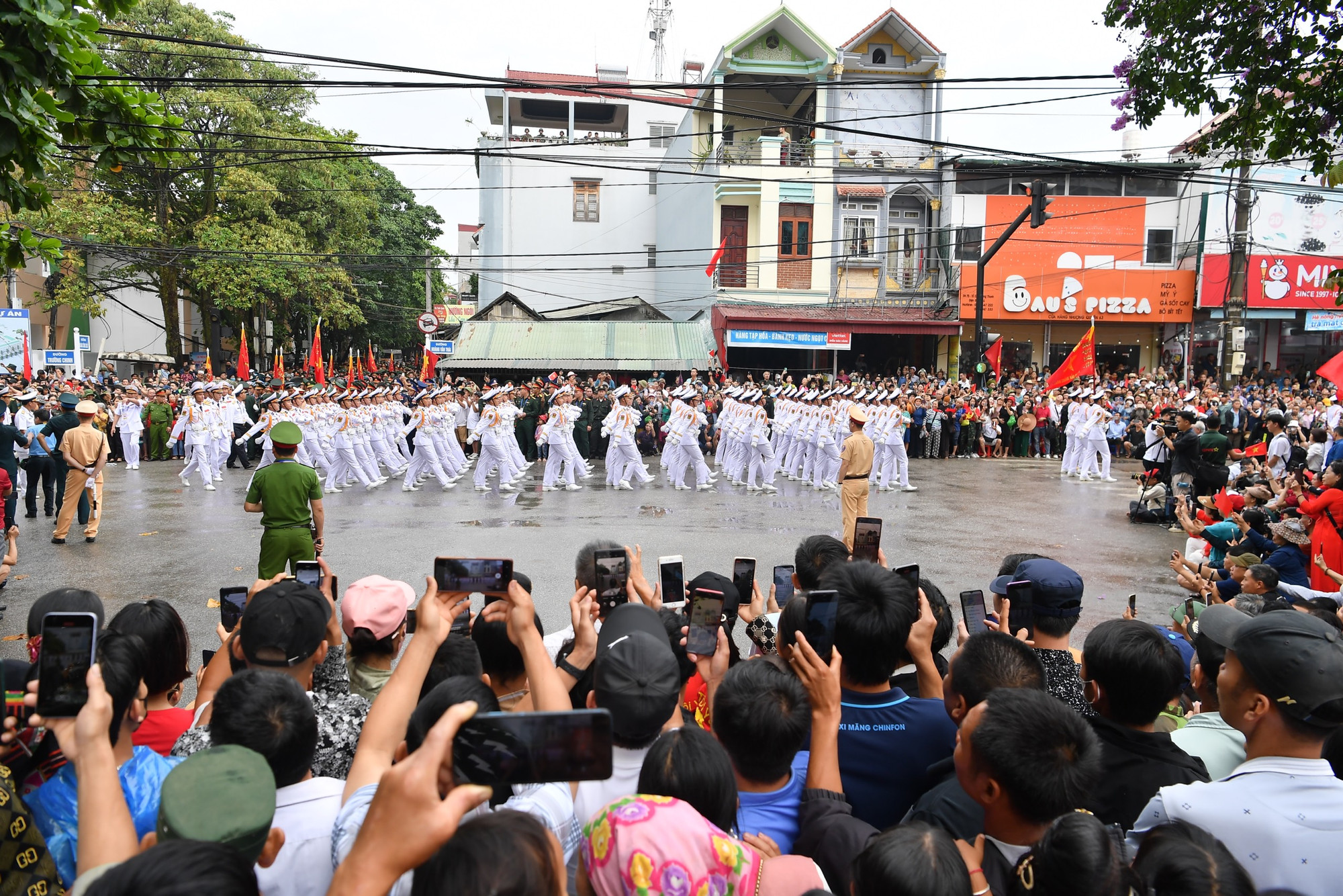 Lúc này, trời cũng đã tạnh mưa. Người dân cố gắng ghi lại những hình ảnh bằng điện thoại.