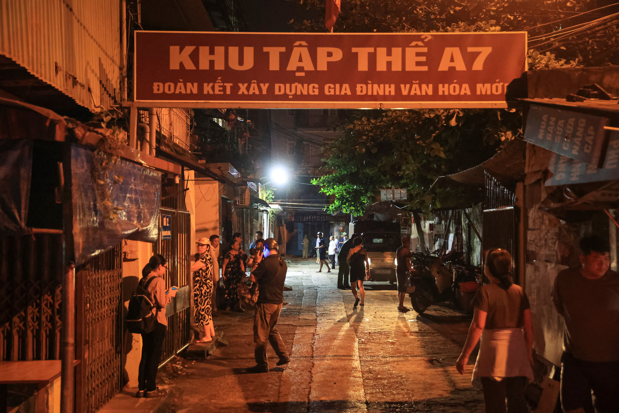 Khu chung cư A7 Tân Mai 5 tầng đã xuống cấp thuộc nhóm nguy hiểm cấp C. Đây là khu nhà xây dựng đã 40-50 năm. Khu chung cư A7 Tân Mai 5 tầng đã xuống cấp thuộc nhóm nguy hiểm cấp C. Đây là khu nhà xây dựng đã 40-50 năm.