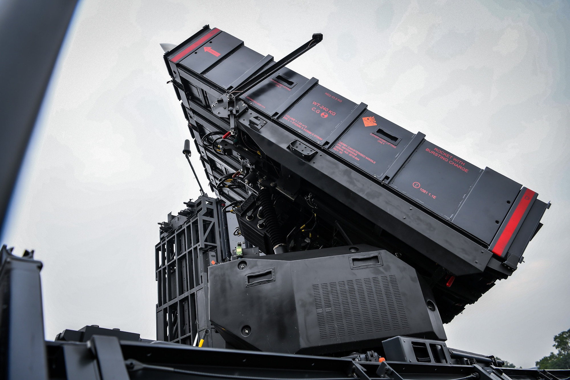 Trong đó, xe Spyder-SR mang theo 4 tên lửa đất đối không tầm ngắn, có thể đánh chặn các mục tiêu trên không từ khoảng cách 20km ở độ cao 9.000m, còn Spyder-MR mang theo 8 đạn tên lửa đất đối không tầm trung, có tầm bắn tối đa lên đến 50km ở độ cao 16.000m. Đạn tên lửa của hệ thống tên lửa phòng không Spyder được thiết kế để có thể miễn nhiễm với nhiễu điện tử, với các đạn có đầu tự dẫn ảnh nhiệt hồng ngoại 2 băng sóng và đạn có đầu tự dẫn radar chủ động.