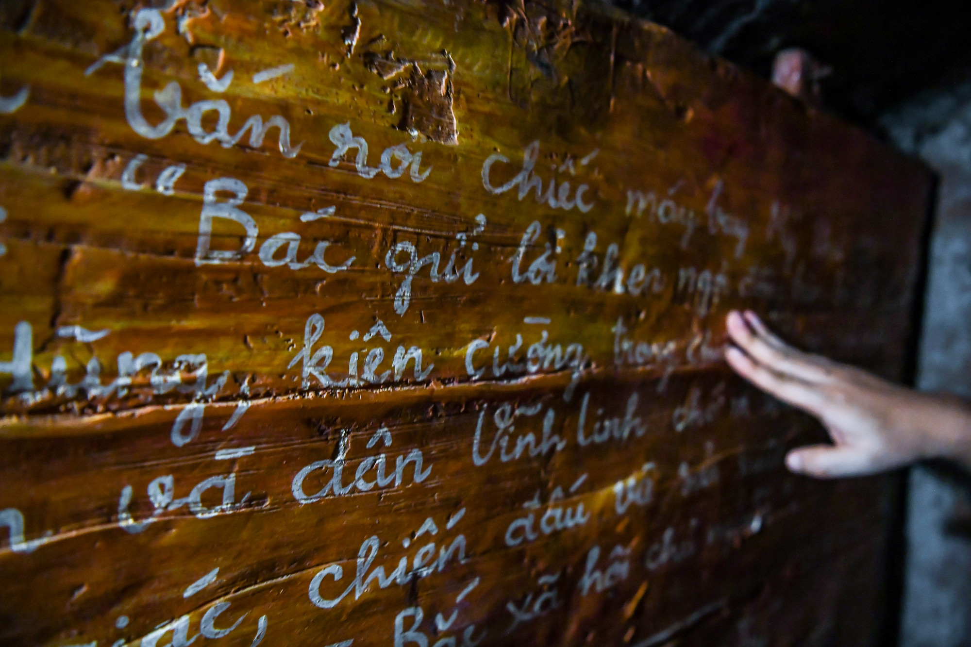 Bảng tin tại khu vực phòng hội họp của địa đạo. Bảng tin tại khu vực phòng hội họp của địa đạo.