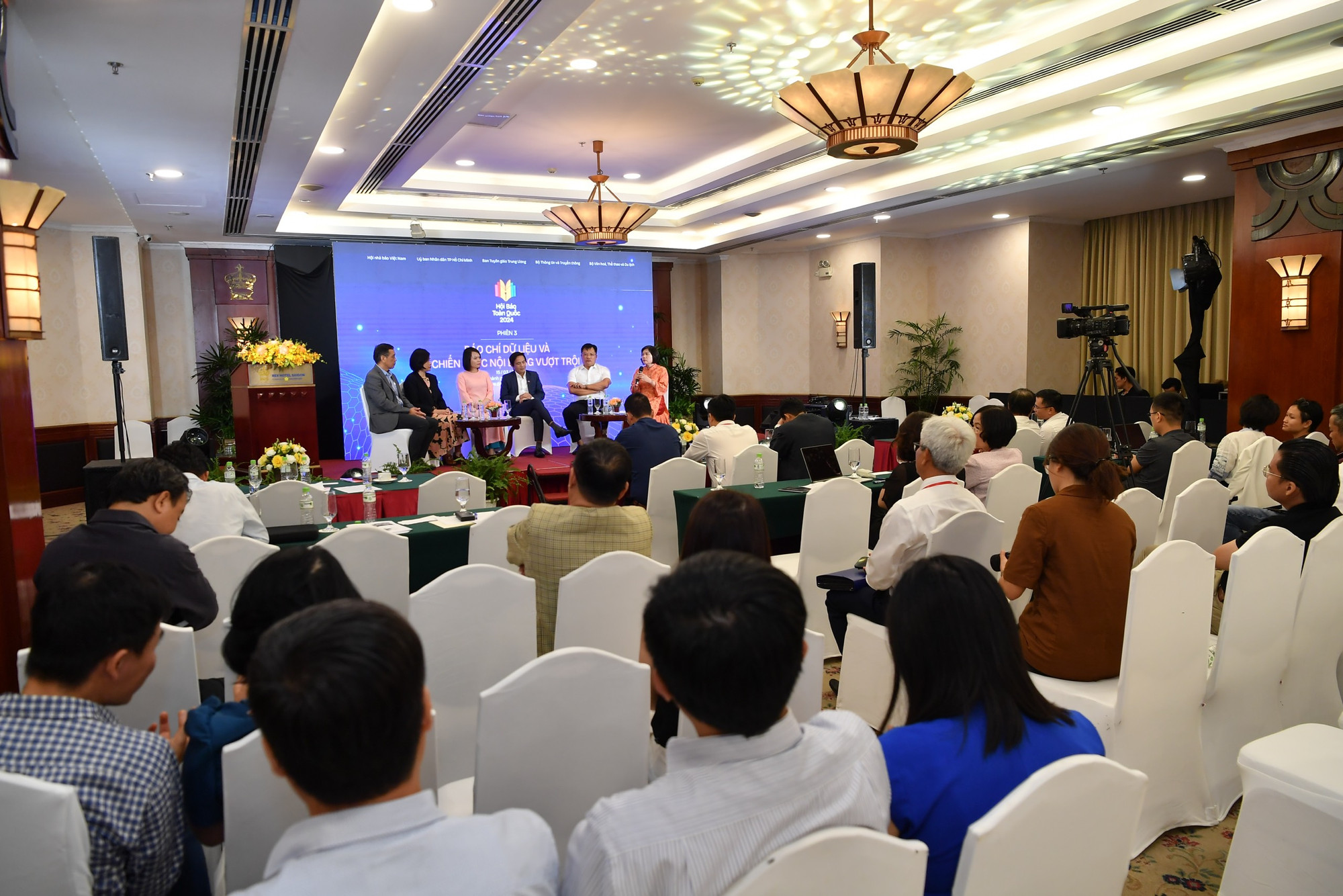 Quang cảnh phiên thảo luận.