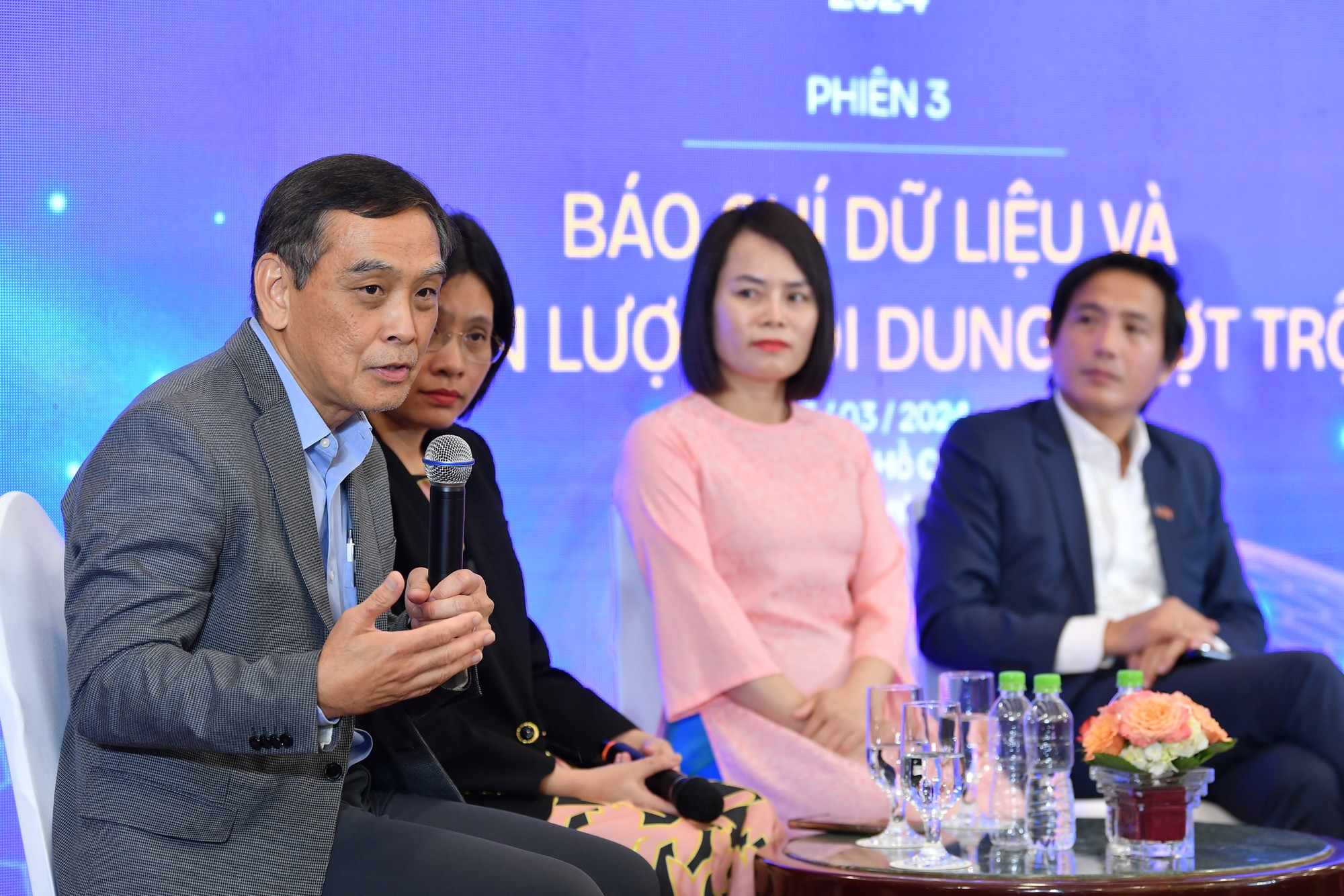 Ông Kah Whye Lee, Giám đốc khu vực châu Á, Hiệp Hội báo chí xuất bản thế giới (WAN-IFRA) chia sẻ tại phiên hỏi đáp.