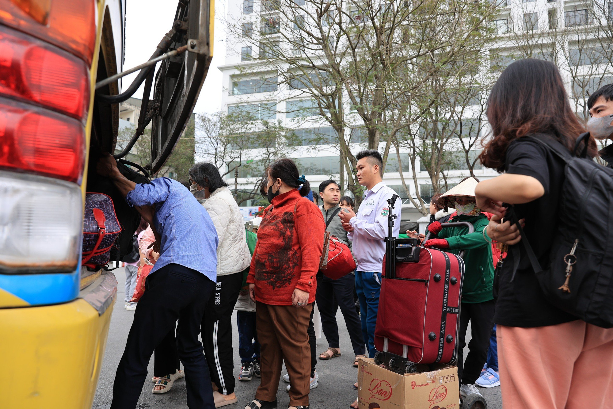 Trong khi đó, tại Bến xe Giáp Bát, vào khoảng 17 giờ cũng đã trở nên đông hơn. Nhiều hành khách bước xuống xe với vẻ mặt mệt mỏi vì hành trình dài trở lại Hà Nội.