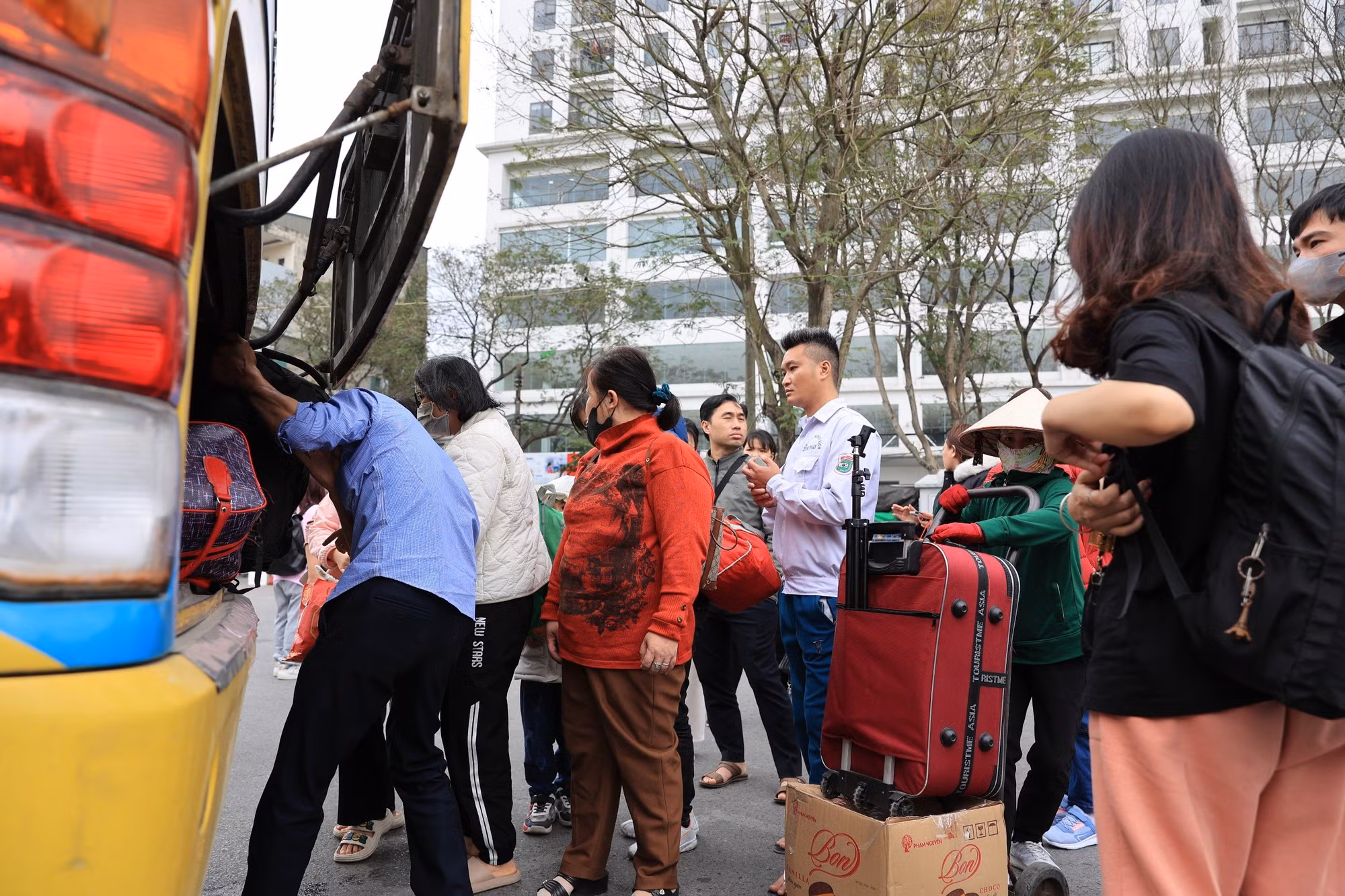 Trong khi đó, tại Bến xe Giáp Bát, vào khoảng 17 giờ cũng đã trở nên đông hơn. Nhiều hành khách bước xuống xe với vẻ mặt mệt mỏi vì hành trình dài trở lại Hà Nội.