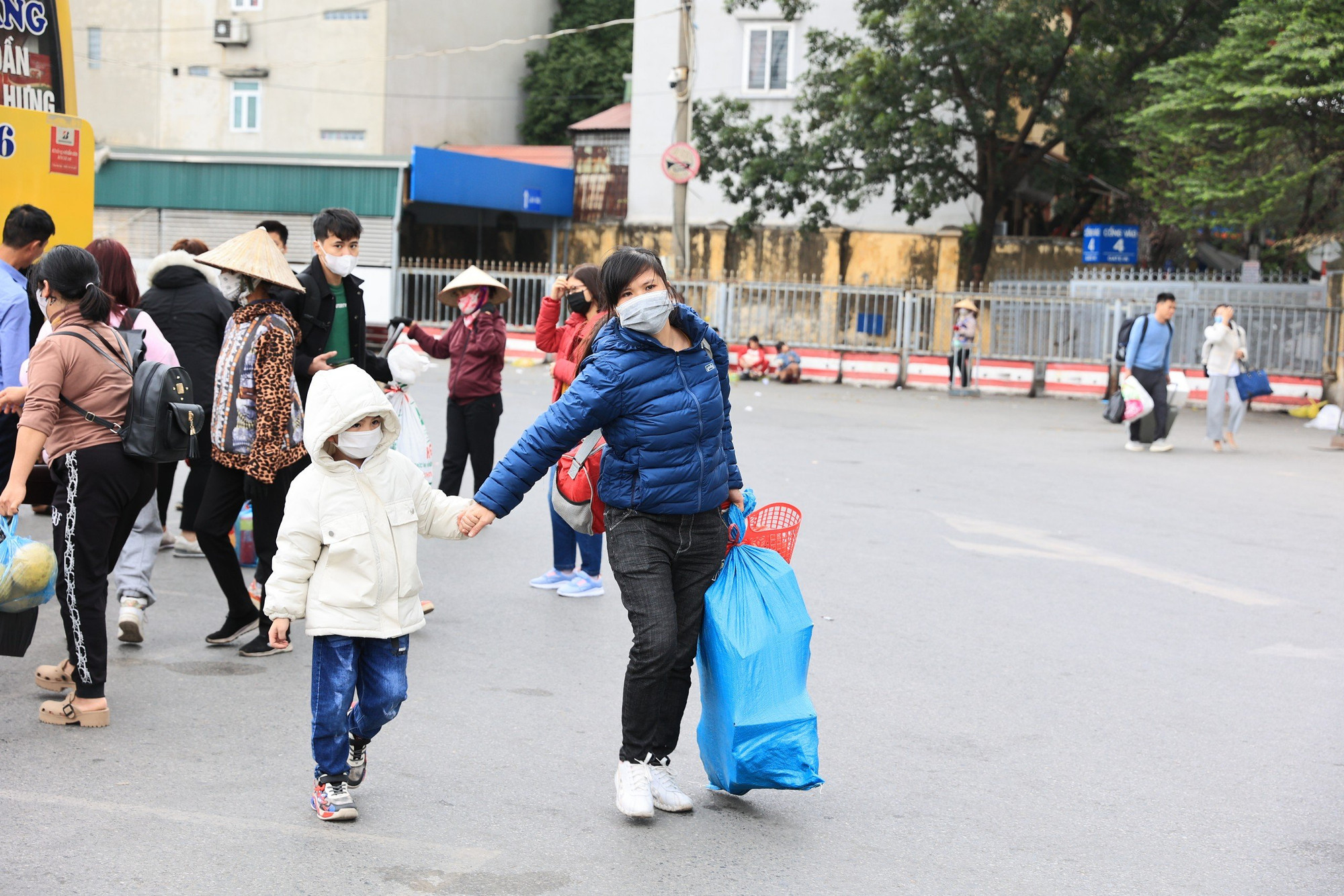 Người dân lỉnh kỉnh đồ đạc trở lại Thủ đô chuẩn bị bắt đầu ngày làm việc đầu tiên sau Tết.