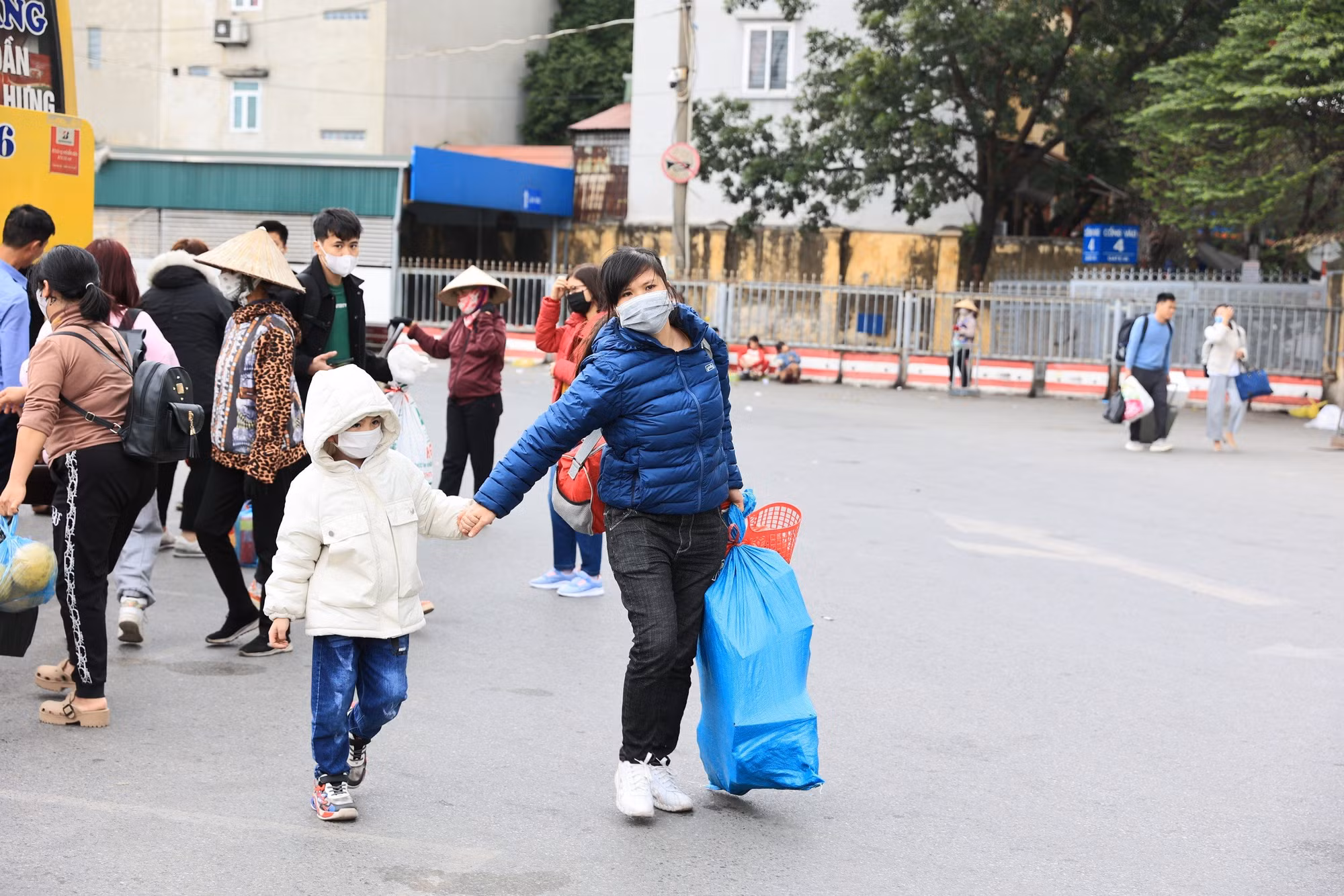 Người dân lỉnh kỉnh đồ đạc trở lại Thủ đô chuẩn bị bắt đầu ngày làm việc đầu tiên sau Tết.