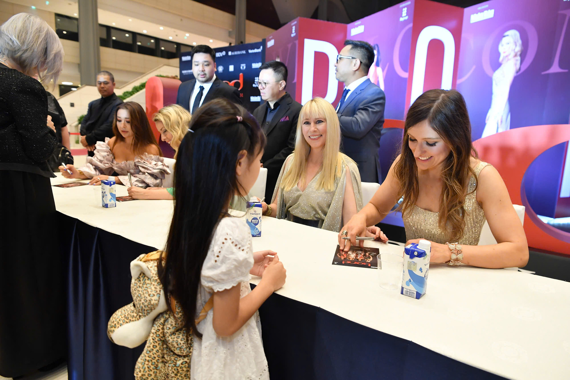 [Ảnh] Hàng trăm khán giả đợi tứ tấu đàn dây Bond ký tặng tới khuya ảnh 6