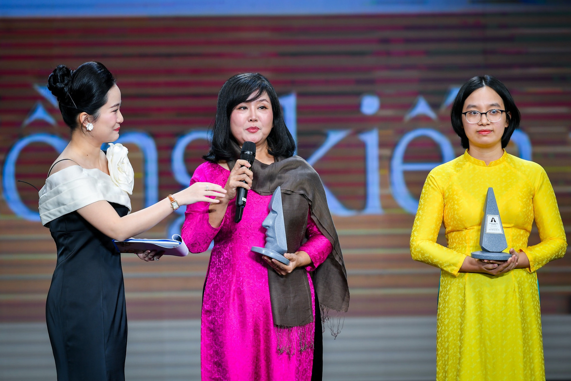 Nhà báo Thu Uyên, đại diện dự án Như chưa hề có cuộc chia ly chia sẻ tại Lễ trao giải.