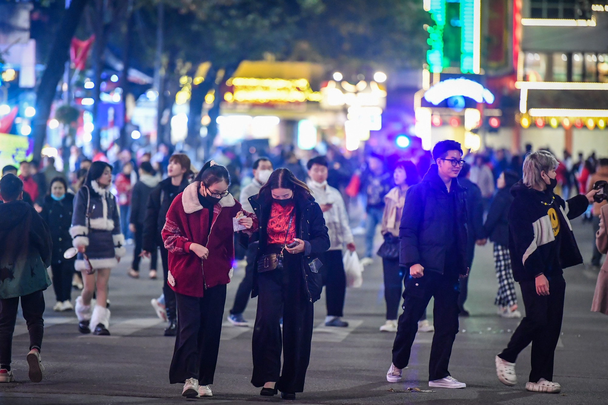 Càng về đêm, phố đi bộ quanh hồ Hoàn Kiếm càng trở nên đông đúc hơn. Càng về đêm, phố đi bộ quanh hồ Hoàn Kiếm càng trở nên đông đúc hơn.