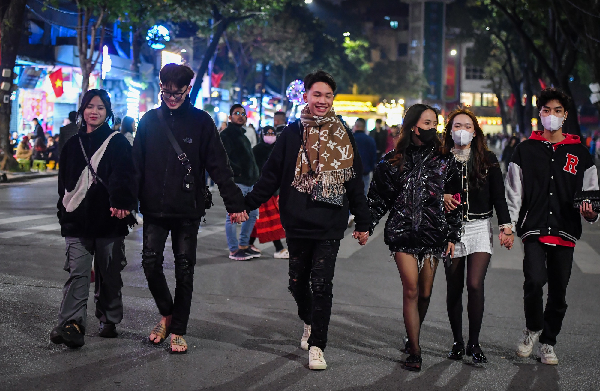 Tối 9/2, tức ngày 30 tháng Chạp Âm lịch, rất đông người đã tới hồ Hoàn Kiếm (Hà Nội) để vui chơi và chuẩn bị chào đón Giao thừa. Tối 9/2, tức ngày 30 tháng Chạp Âm lịch, rất đông người đã tới hồ Hoàn Kiếm (Hà Nội) để vui chơi và chuẩn bị chào đón Giao thừa.