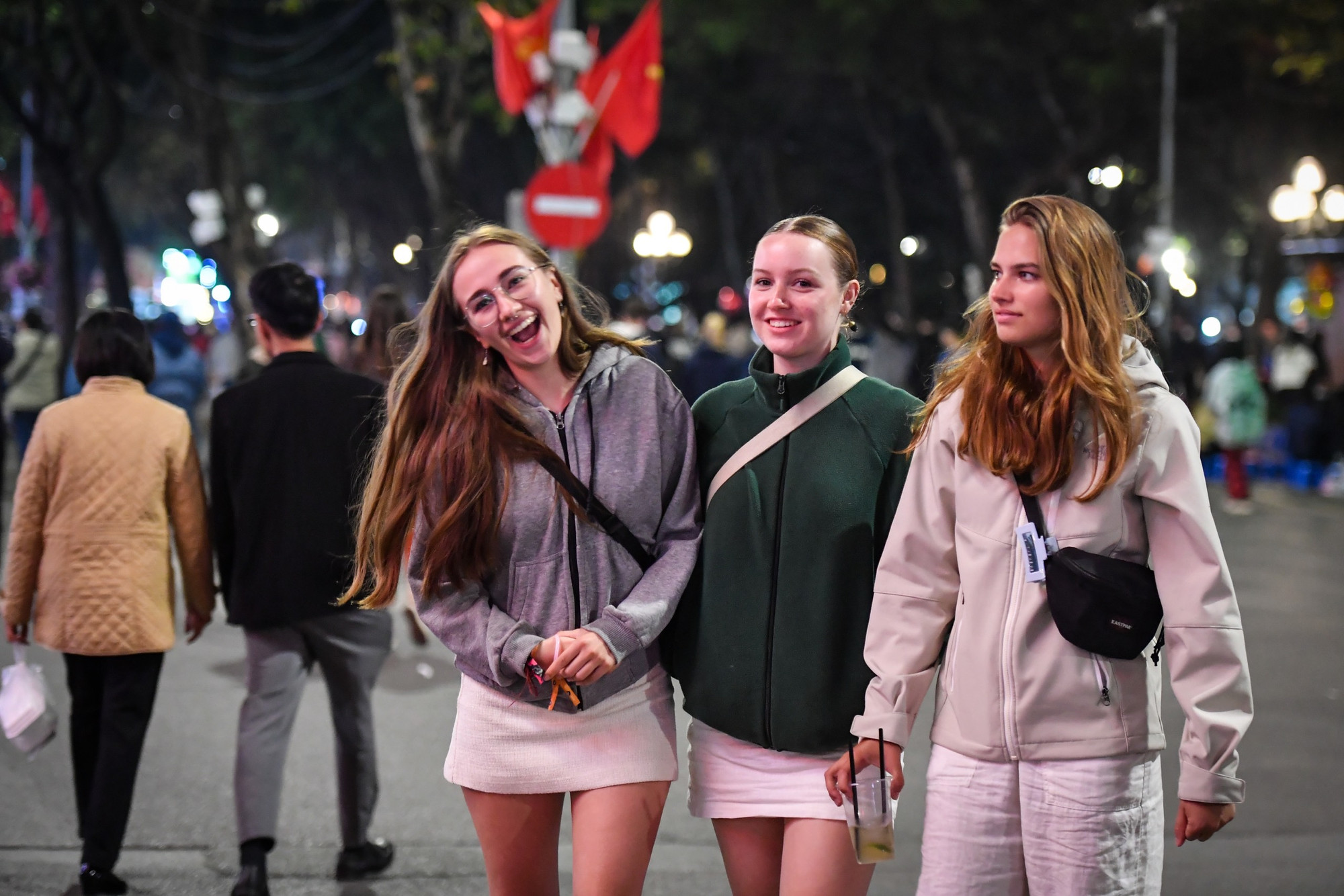 Du khách quốc tế cũng tỏ ra vô cùng thích thú với phong tục đón Tết cổ truyền của Việt Nam. Với họ, đây là một trải nghiệm không thể quên. Du khách quốc tế cũng tỏ ra vô cùng thích thú với phong tục đón Tết cổ truyền của Việt Nam. Với họ, đây là một trải nghiệm không thể quên.