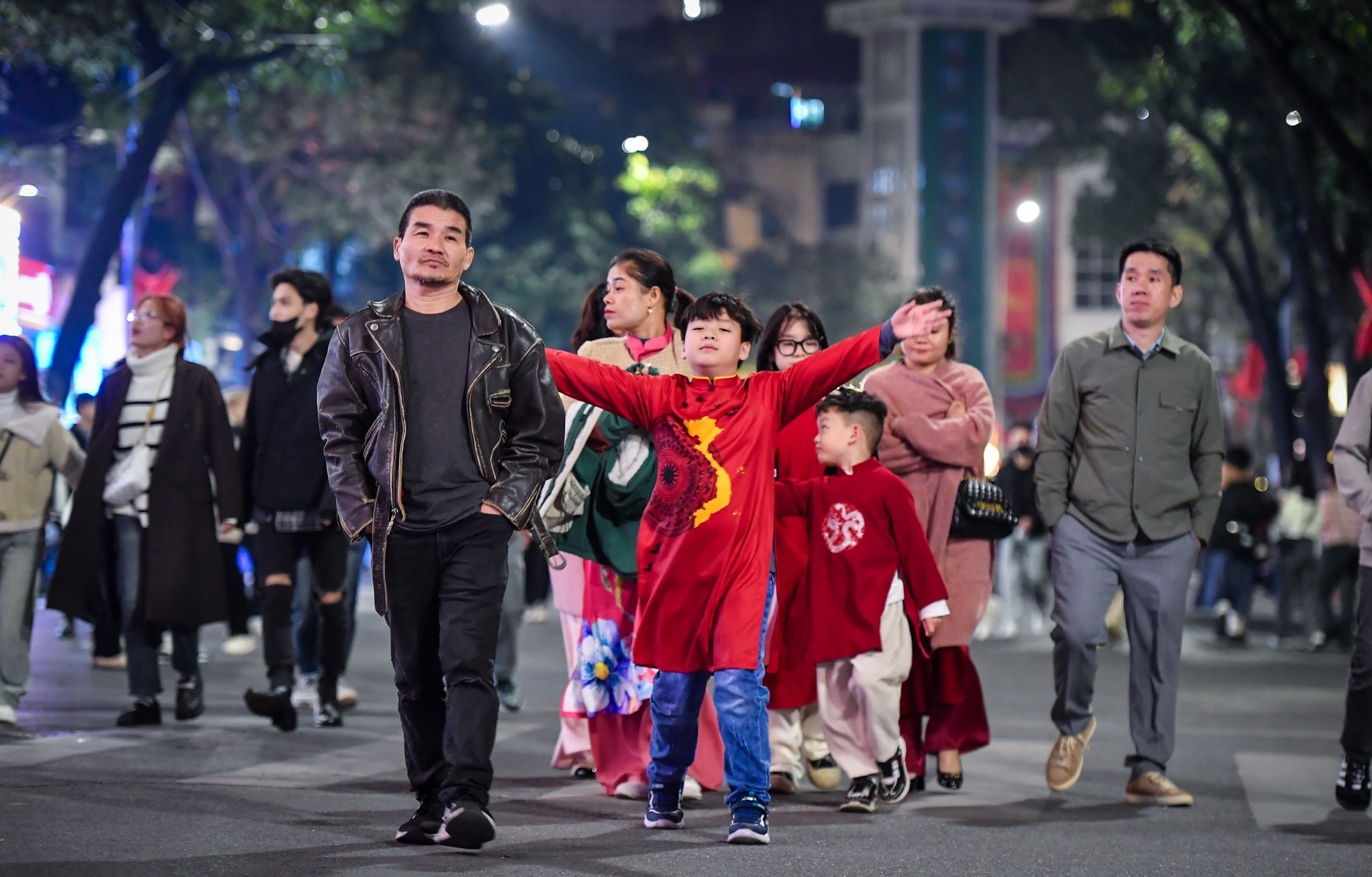 Xúng xính áo quần chờ Giao thừa điểm. Xúng xính áo quần chờ Giao thừa điểm.