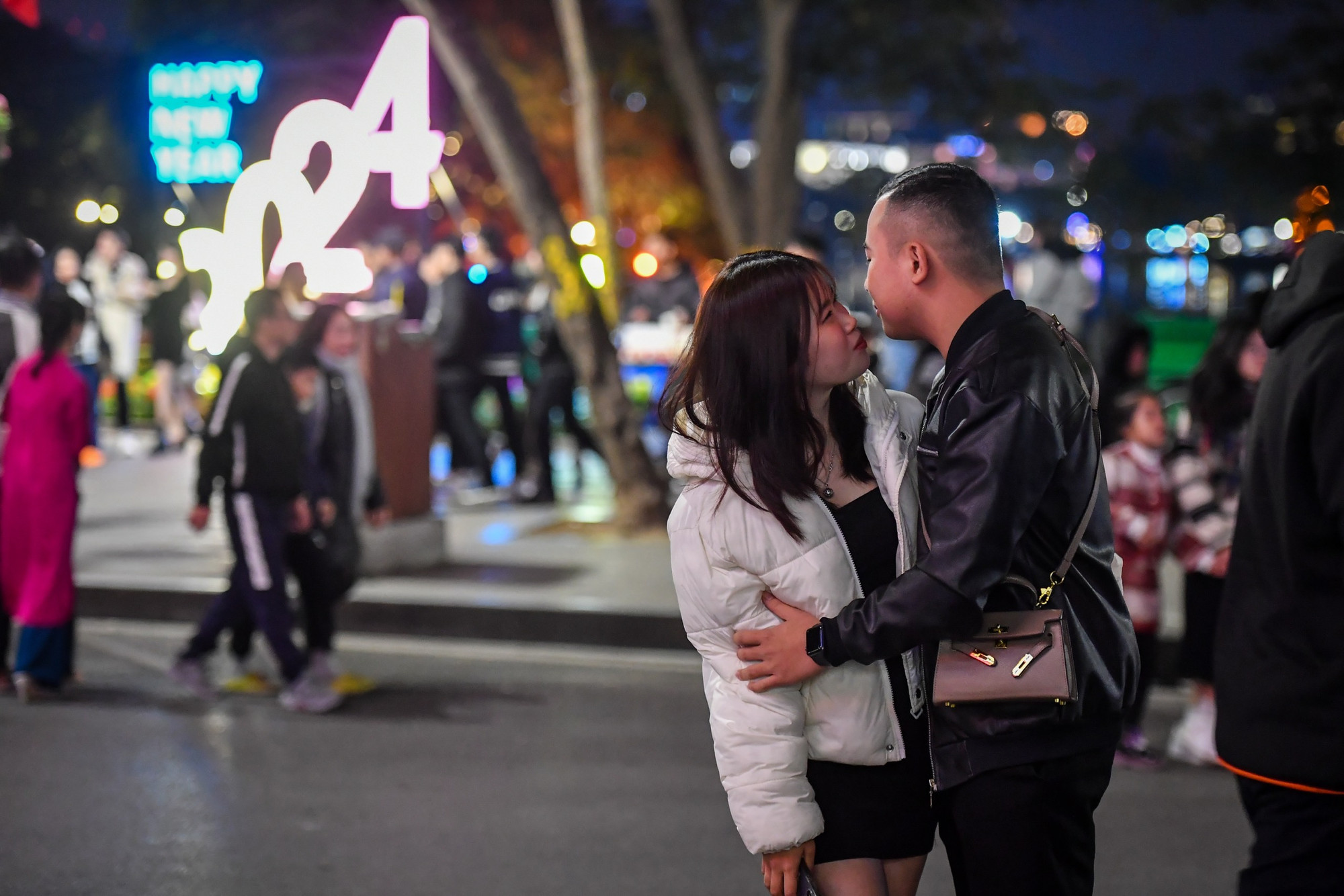 Niềm hạnh phúc của một cặp đôi trong thời khắc chờ đón xuân sang. Niềm hạnh phúc của một cặp đôi trong thời khắc chờ đón xuân sang.