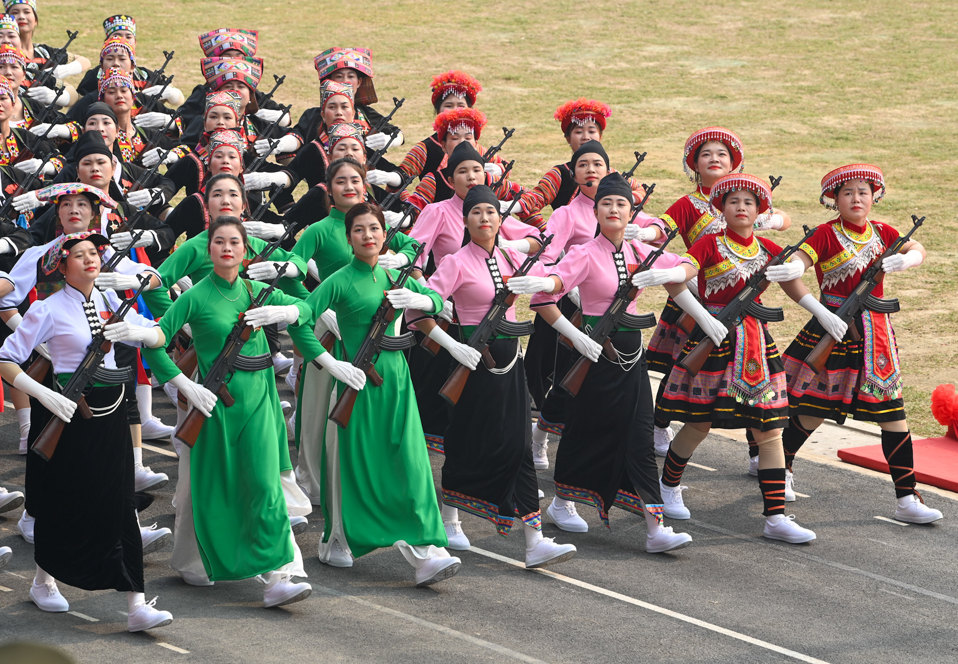 Khối nữ du kích các dân tộc Tây Bắc cũng gây ấn tượng mạnh cho người xem bởi vẻ tươi tắn.