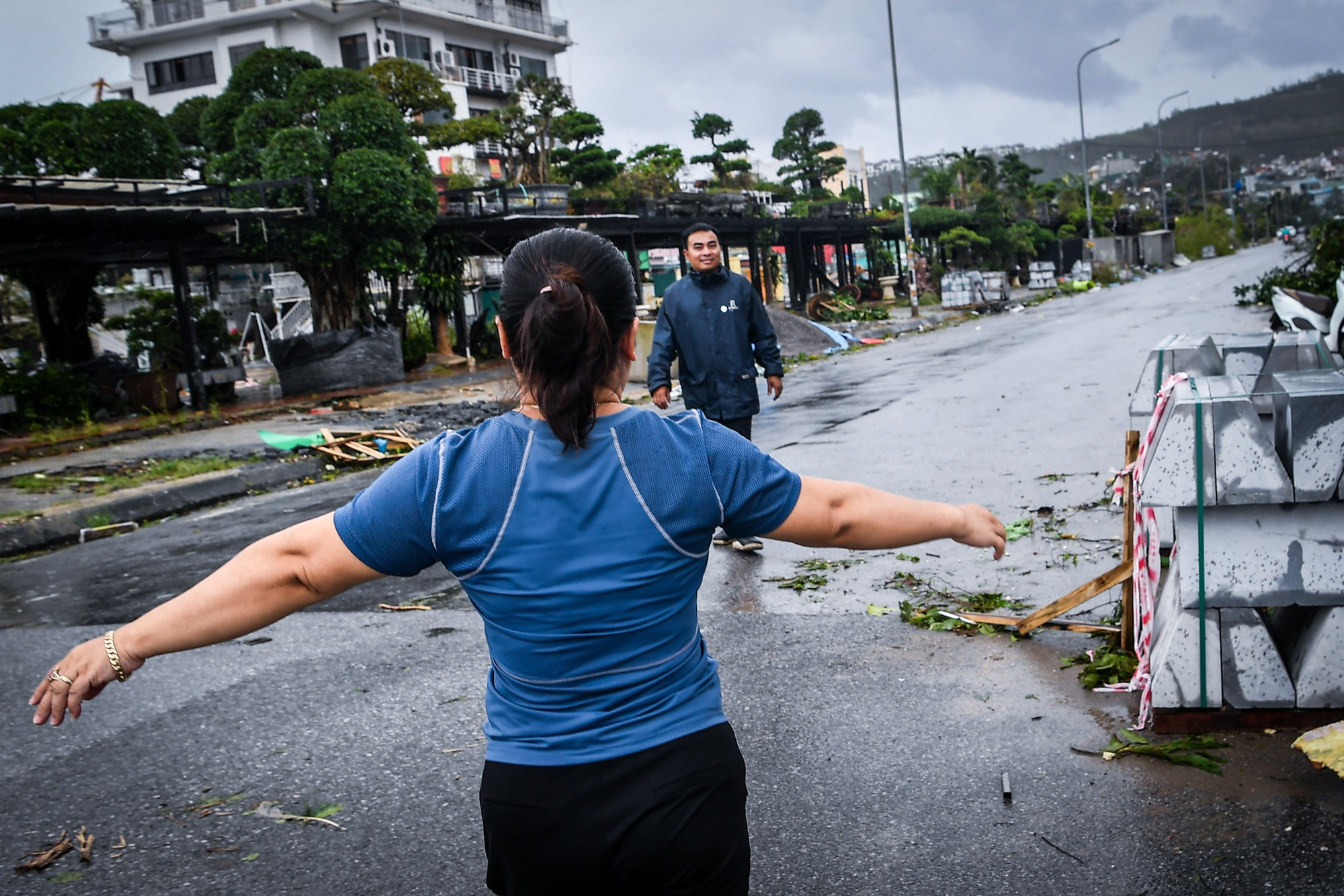 Khoảnh khắc vợ chồng người trở về từ biển khơi gặp lại nhau.