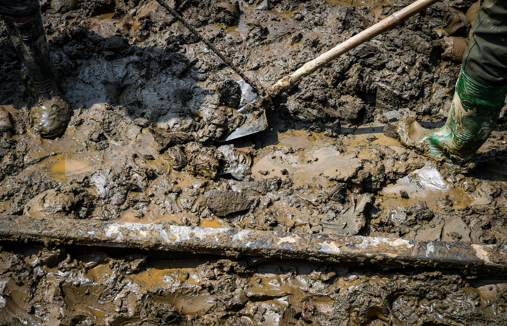 Sau hàng chục giờ nỗ lực không ngừng nghỉ, đường ray đã lộ dần ra.